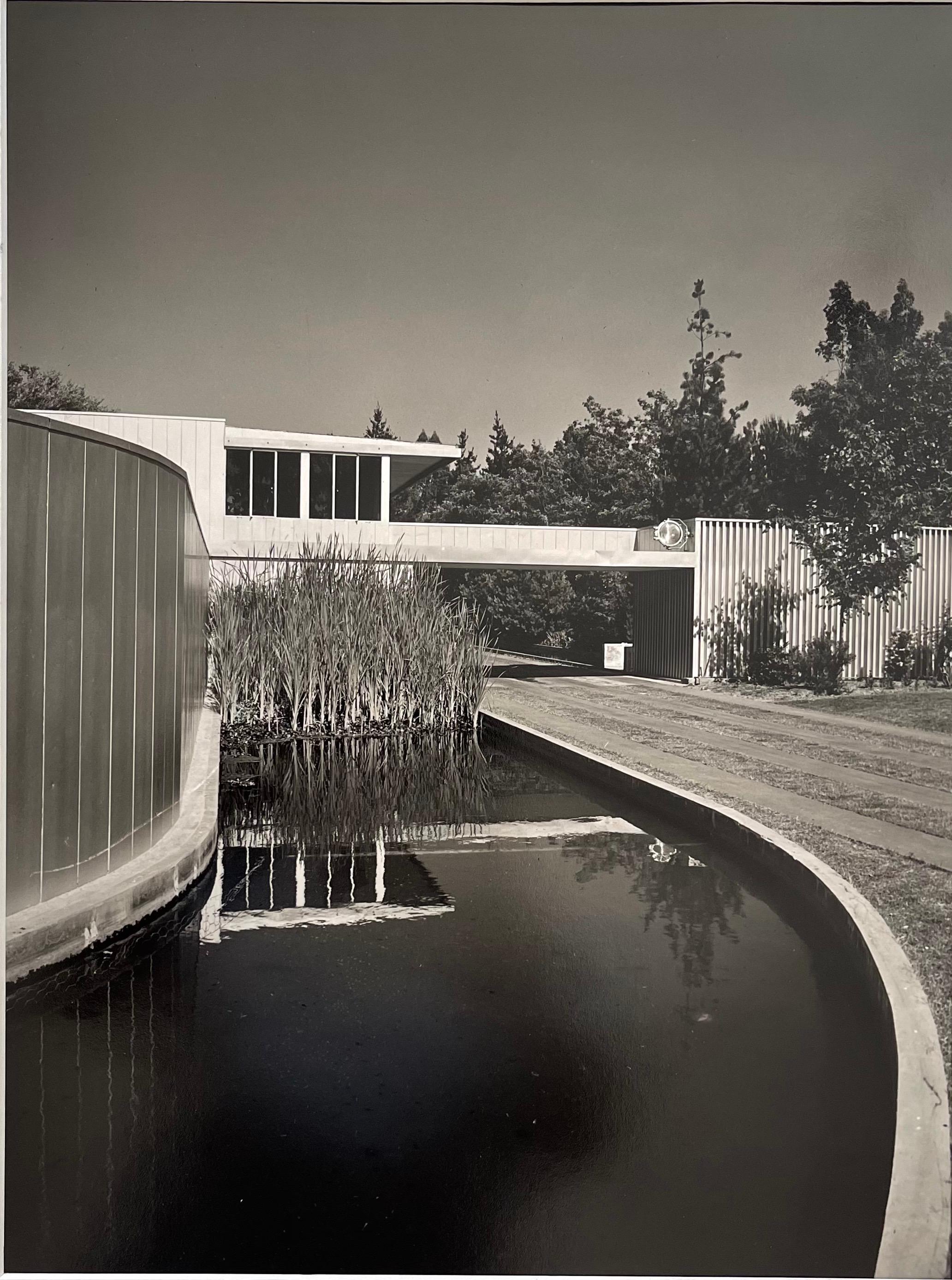 Photo gélatineuse noir et blanc signée Julius Shulman de la maison Von Sternberg à Northridge, CA, vers 1947. #1675

L'ensemble de la pièce mesure 16