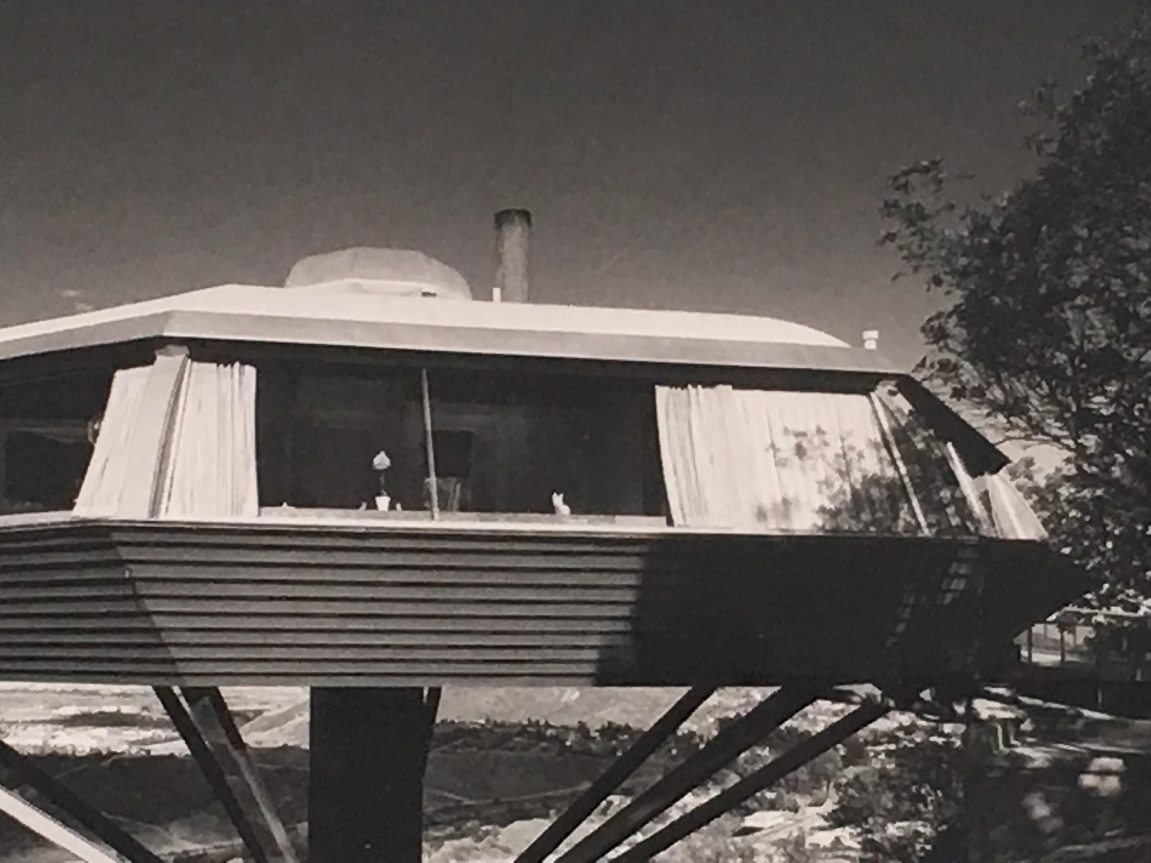 Original Julius Shulman Photograph of the Chemosphere by John Lautner In Good Condition In Essex, MA