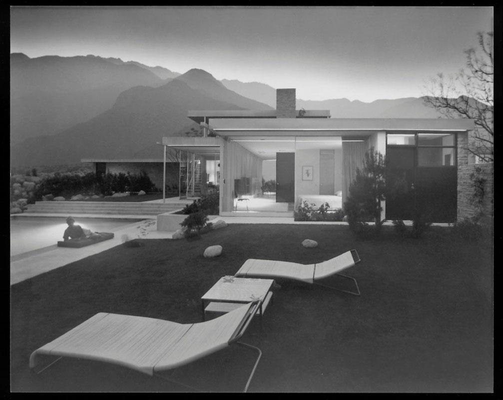 Das Kaufmann Desert House, 1947 (Palm Springs, Ca. Richard Neutra) – Photograph von Julius Shulman