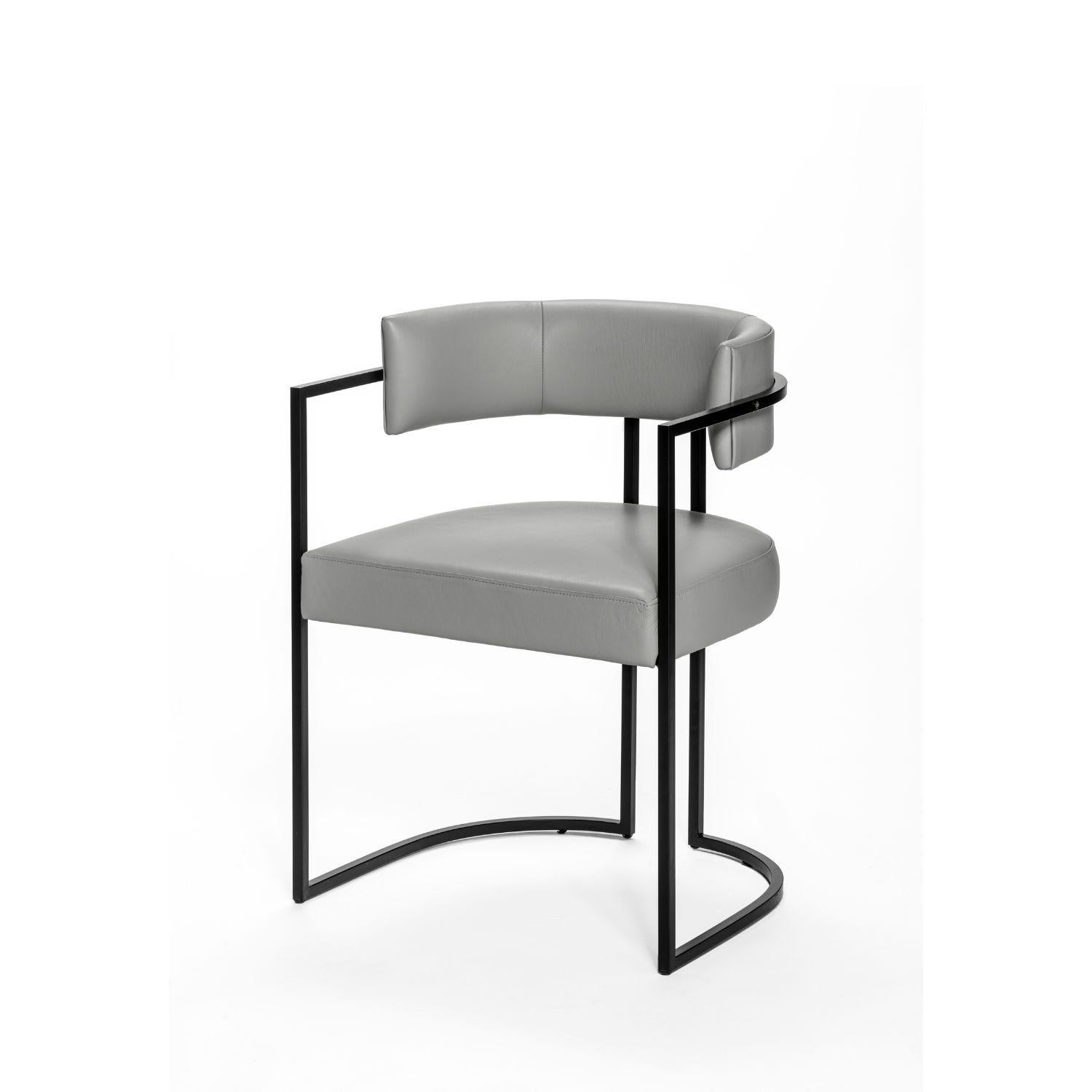 Petite chaise Julius, en cuir et structure en fer laqué par Duistt

La petite chaise JULIUS est une pièce de luxe intemporelle et discrète. Construite avec des matériaux nobles comme le laiton, la petite chaise JULIUS est une pièce polyvalente qui