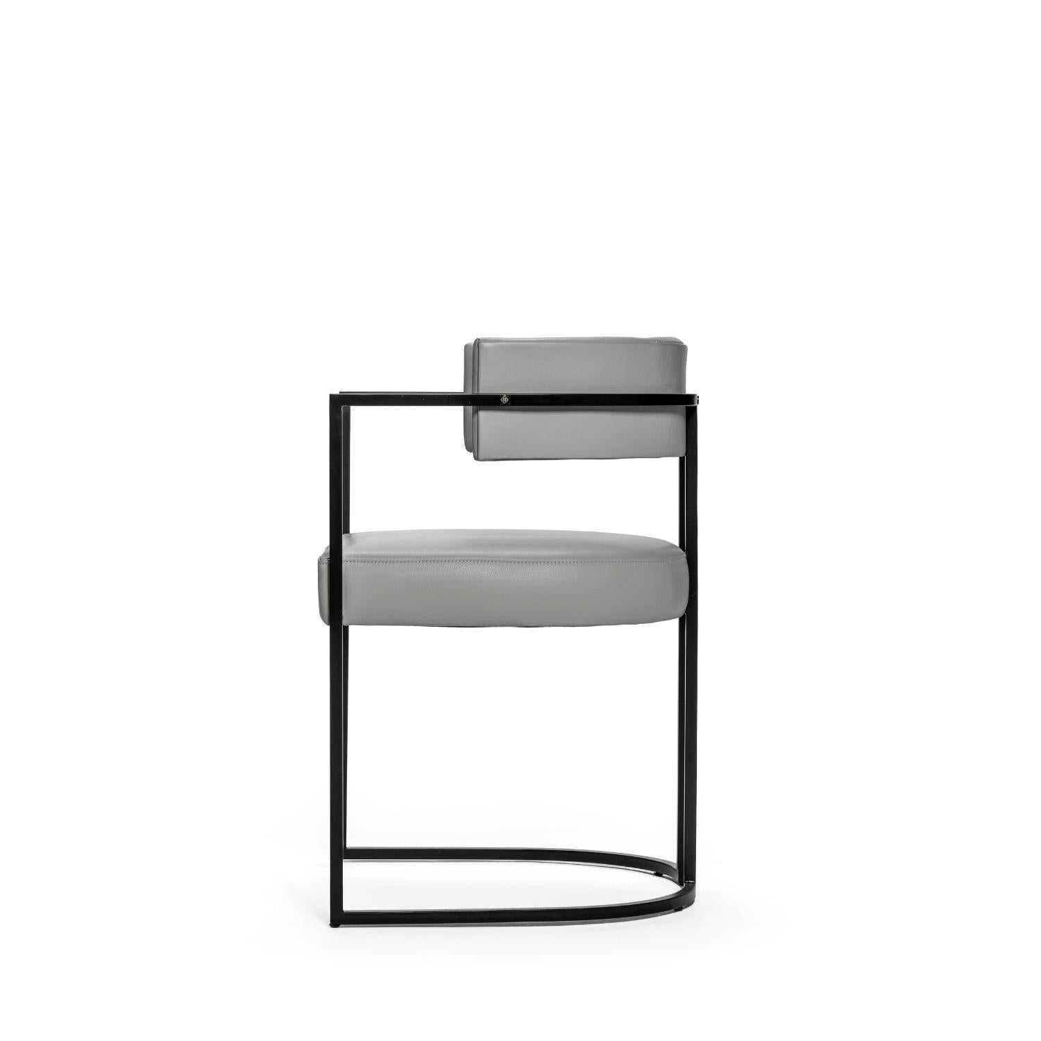 Portugais Petite chaise Julius, en cuir et structure en fer laqué par Duistt en vente