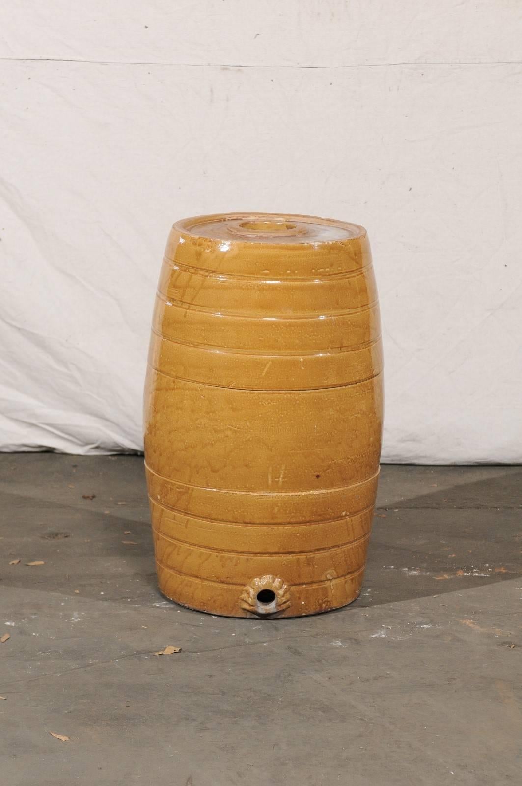 Tonneau à whisky en céramique anglaise du 19e siècle:: couleur or.