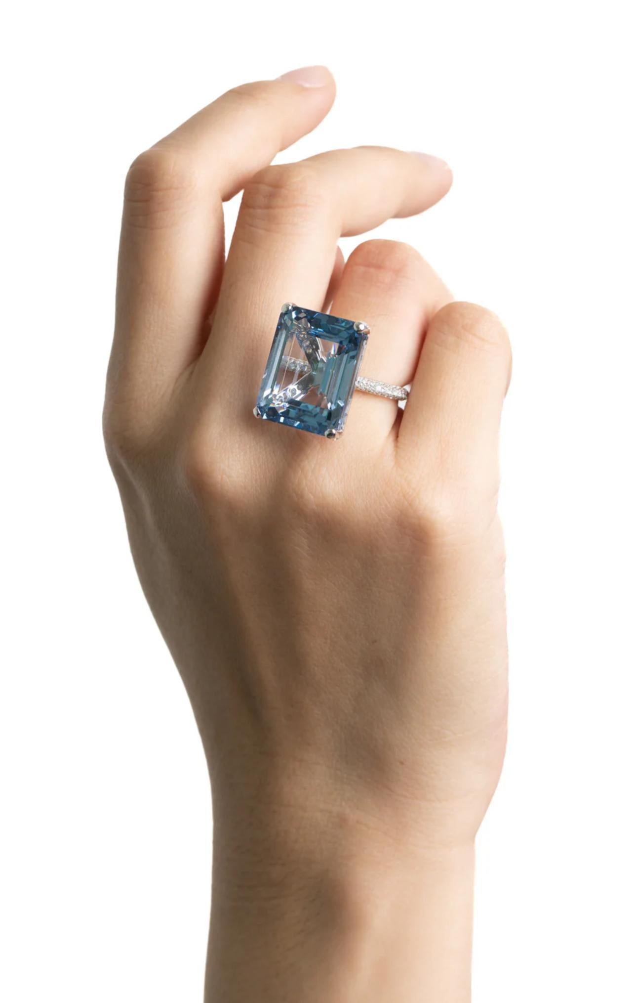 Très grande aigue-marine de 26,79 carats, bague de cocktail, d'un éclat et d'une clarté exceptionnels. Un bonbon qui ne manquera pas d'attirer l'attention lors de vos prochaines fêtes. 
Whiting en or blanc 18 carats avec une monture de style panier