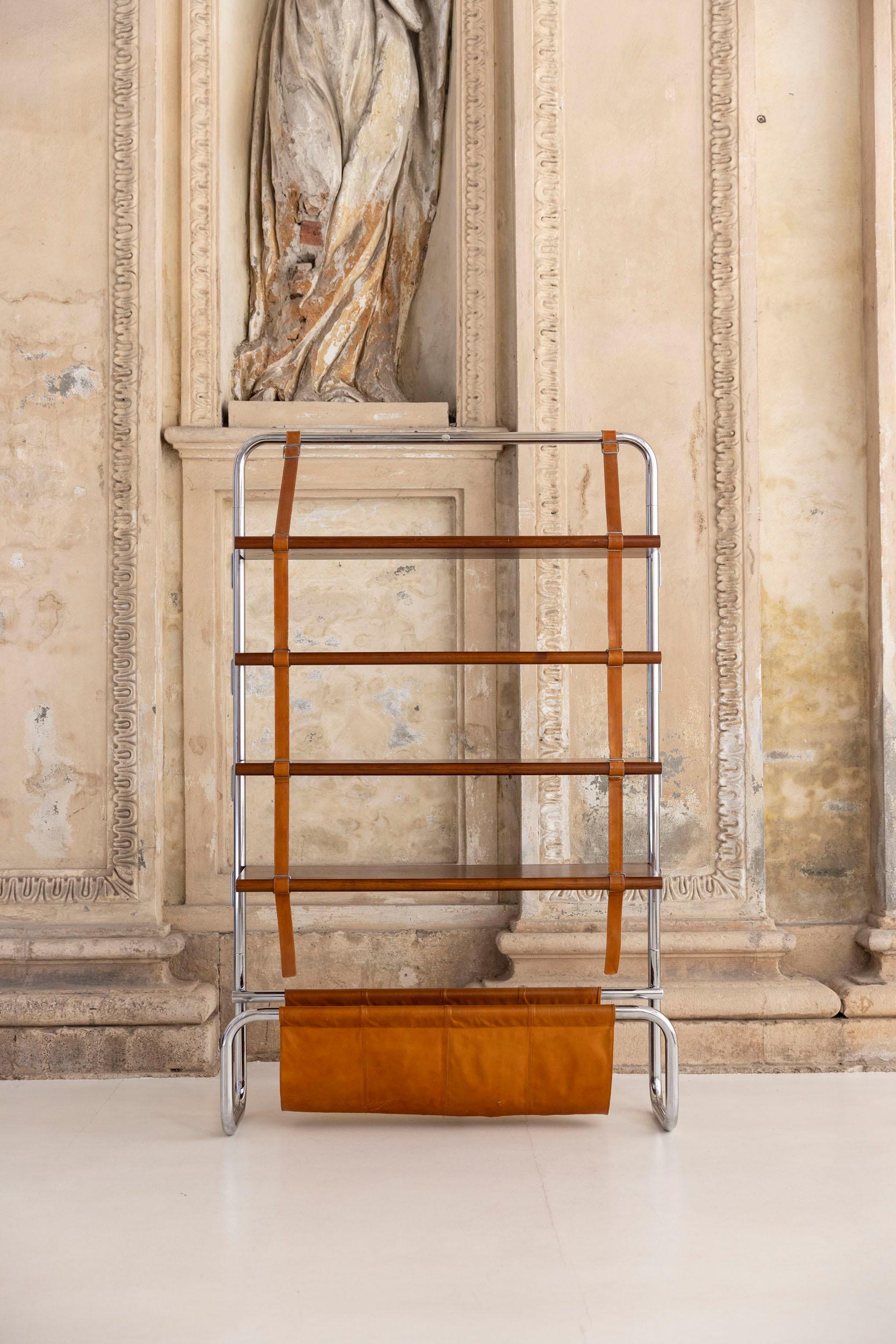 La librería Jumbo de Luigi Massoni para Poltrona Frau es una pieza sorprendente que combina funcionalidad con elegancia atemporal. El diseño distintivo de la librería se caracteriza por líneas limpias, estantes modulares y una estructura bellamente
