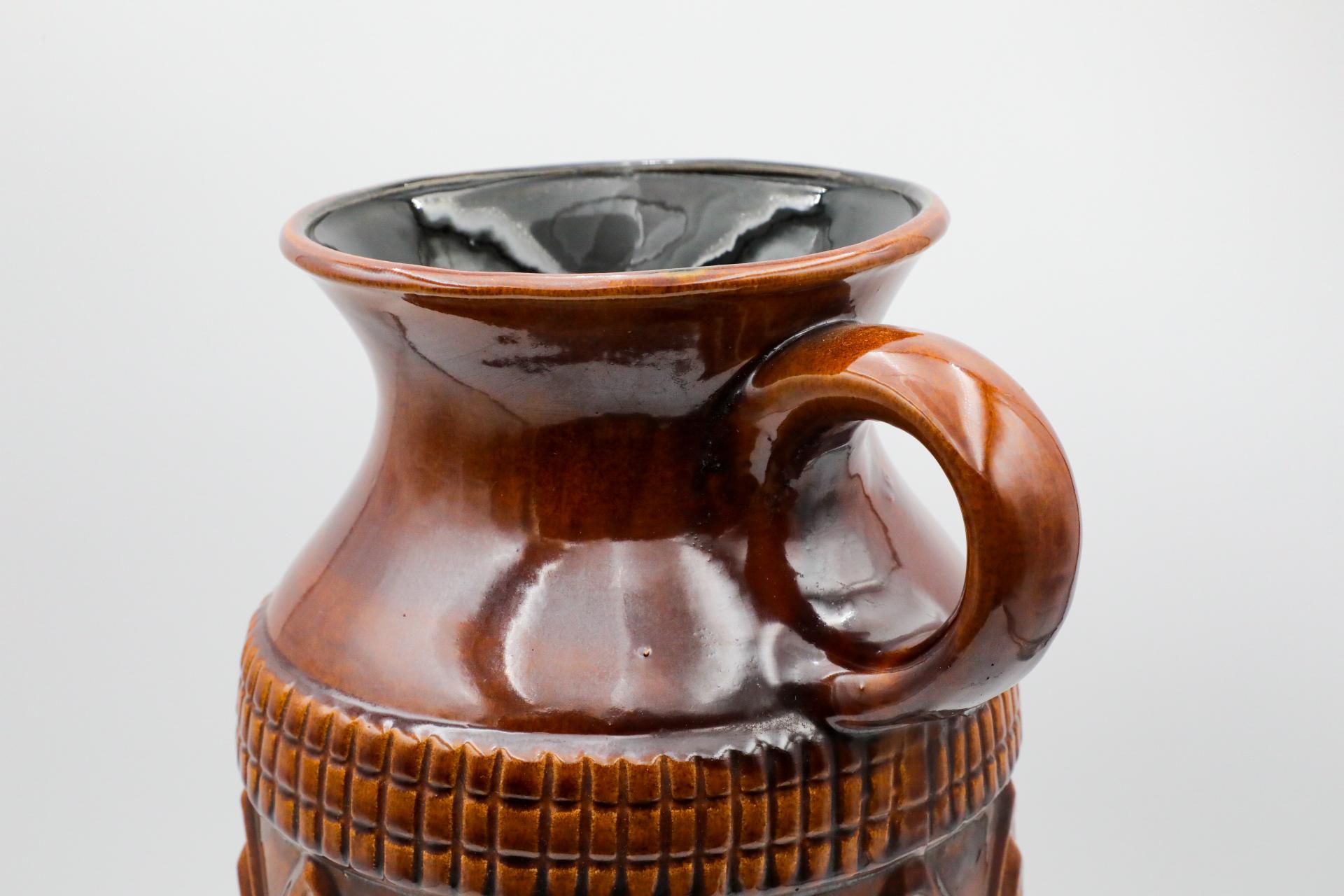 Vase géant en céramique d'Allemagne de l'Ouest, de couleur Brown, avec anse ronde en vente 4