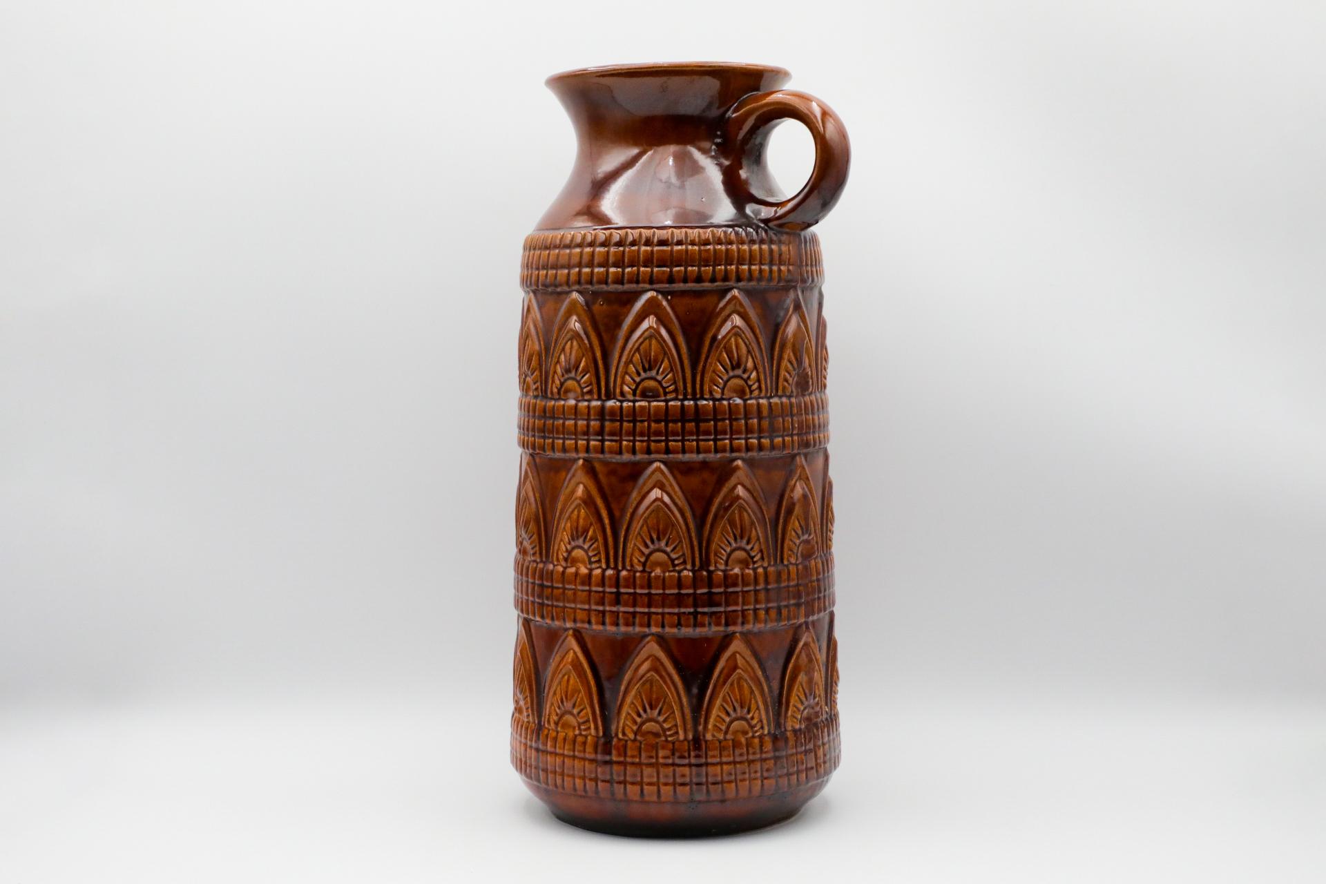 Magnifique vase en céramique émaillée brune de l'Allemagne de l'Ouest avec une anse ronde. En état d'origine avec une usure conforme à l'âge et à l'utilisation. Marqué 1782/45.