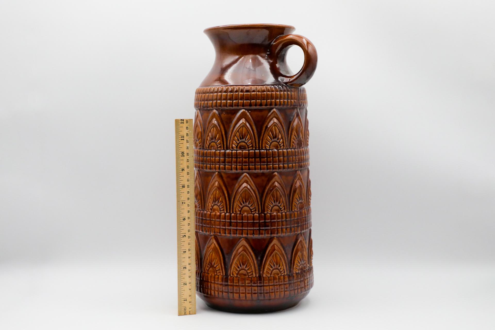 Mid-Century Modern Vase géant en céramique d'Allemagne de l'Ouest, de couleur Brown, avec anse ronde en vente