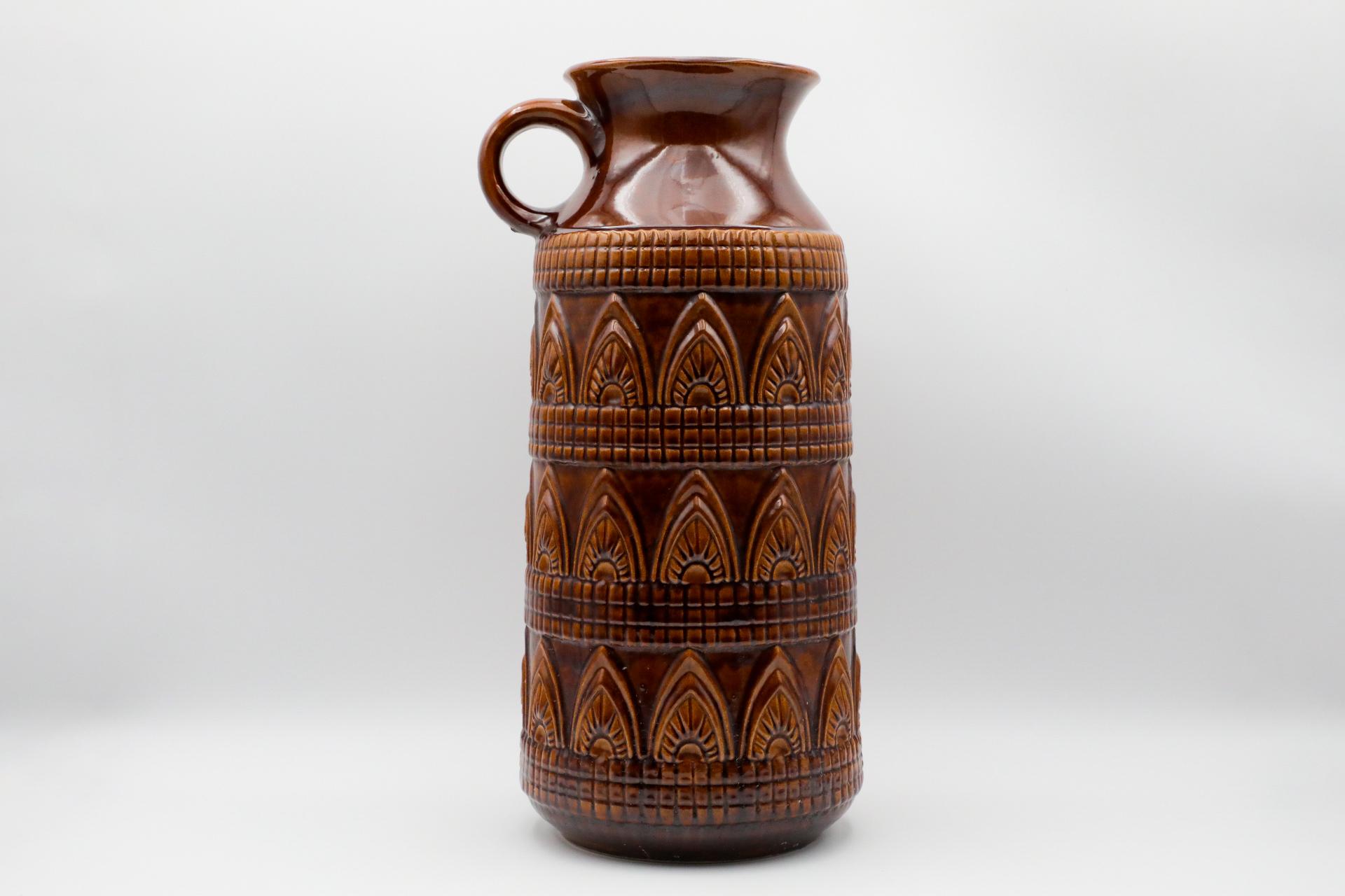 Vase géant en céramique d'Allemagne de l'Ouest, de couleur Brown, avec anse ronde Bon état - En vente à Los Angeles, CA