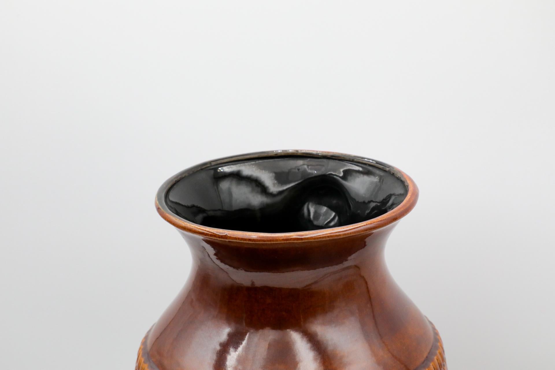 Céramique Vase géant en céramique d'Allemagne de l'Ouest, de couleur Brown, avec anse ronde en vente