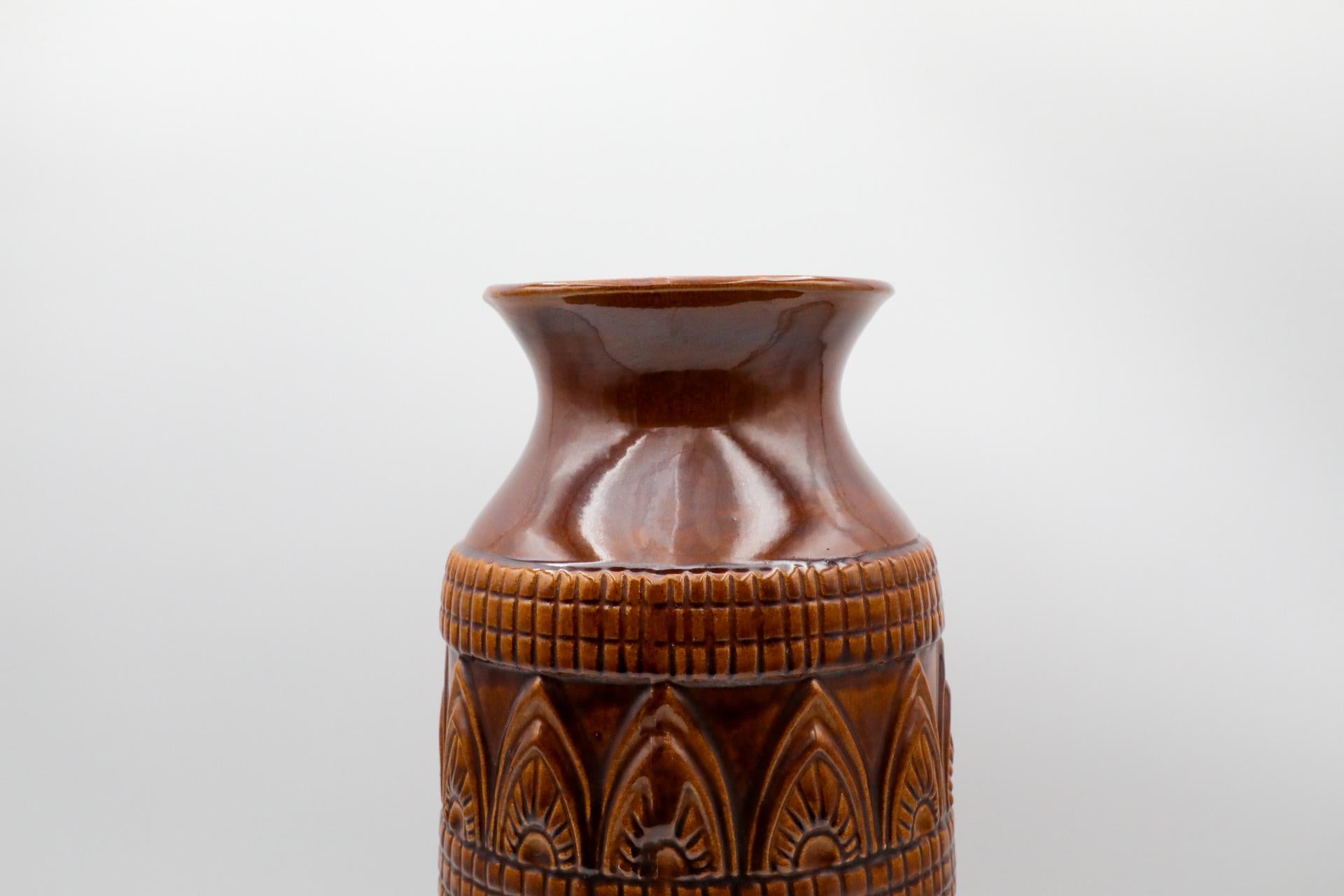 Vase géant en céramique d'Allemagne de l'Ouest, de couleur Brown, avec anse ronde en vente 1