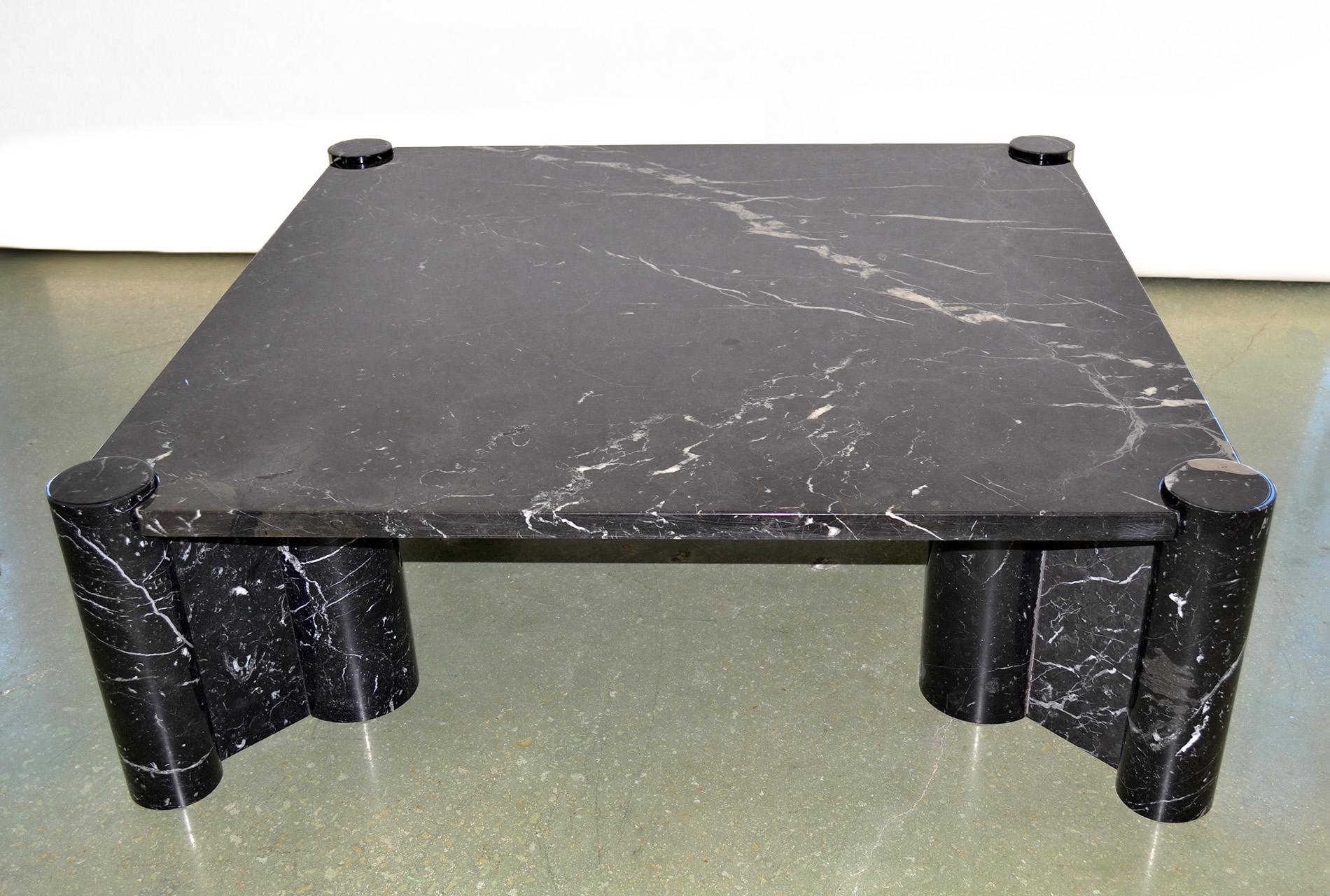 Table basse Jumbo par Gae Aulenti pour Knoll Marbre noir années 1960
Table basse Icone emblématique en bon état d'origine, avec un brillant intact. Autocollant Knoll d'origine sur le pied. Composé de marbre Nero Marquina qui est extrait près de la