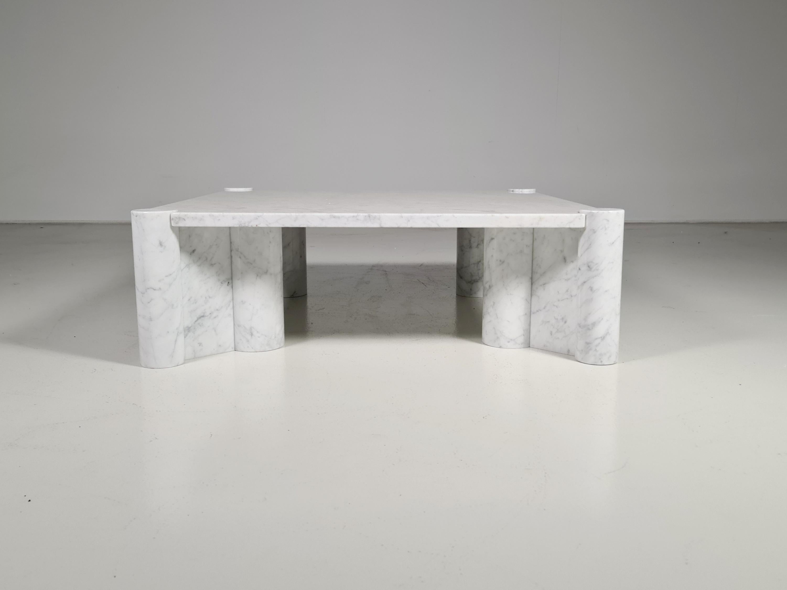 Jumbo coffee table in Carrara marble, designed by Gae Aulenti for Knoll International in the 1960s. Square table top with four cylindrical cluster legs. The table top is a bit yellowed over the years. Some small signs of use. No damages.