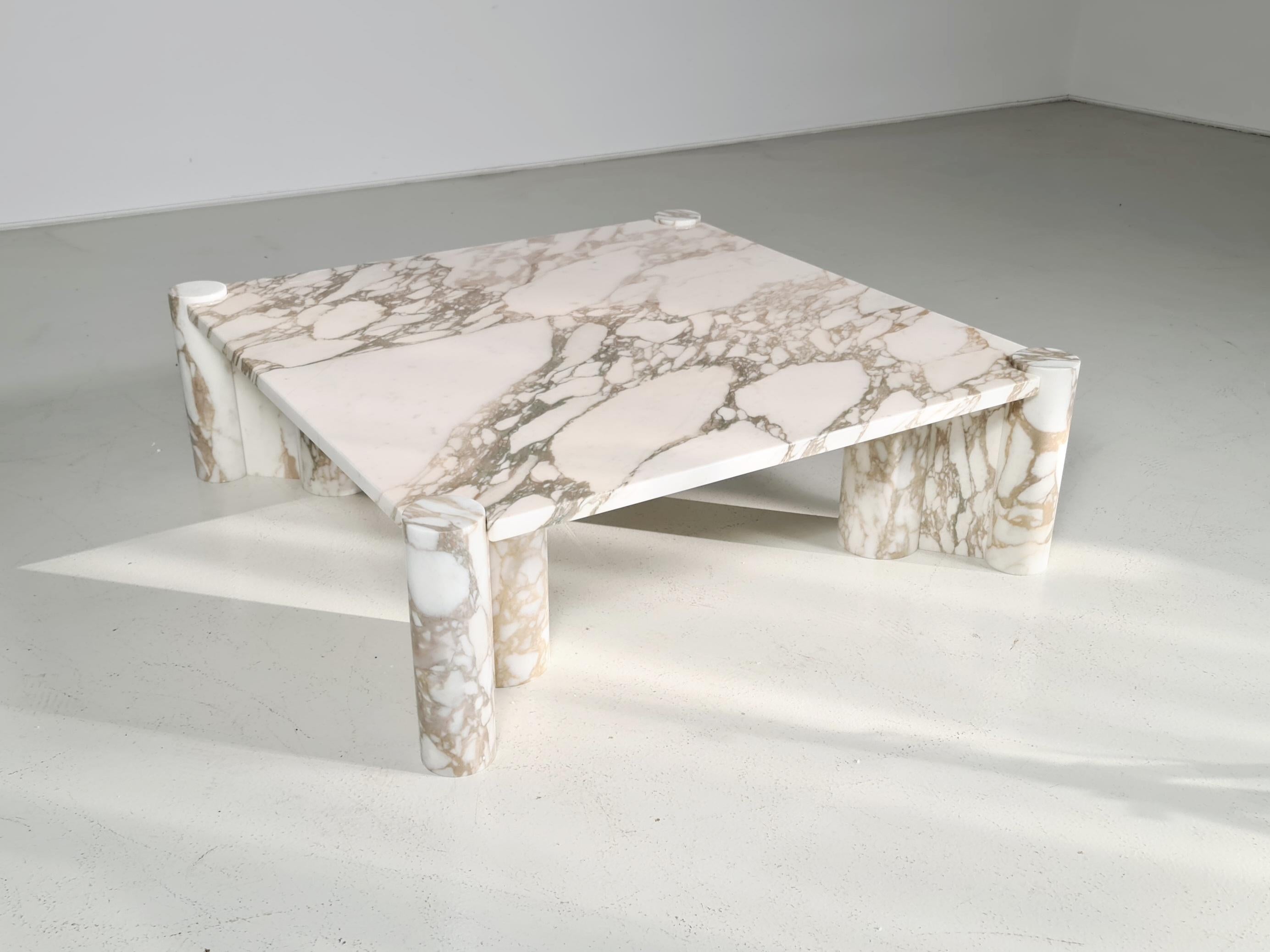 Jumbo coffee table in Arabescato oro marble, designed by Gae Aulenti for Knoll International in the 1960s. Square tabletop with four cylindrical cluster legs. The marble is in beautiful condition and has de most amazing color.