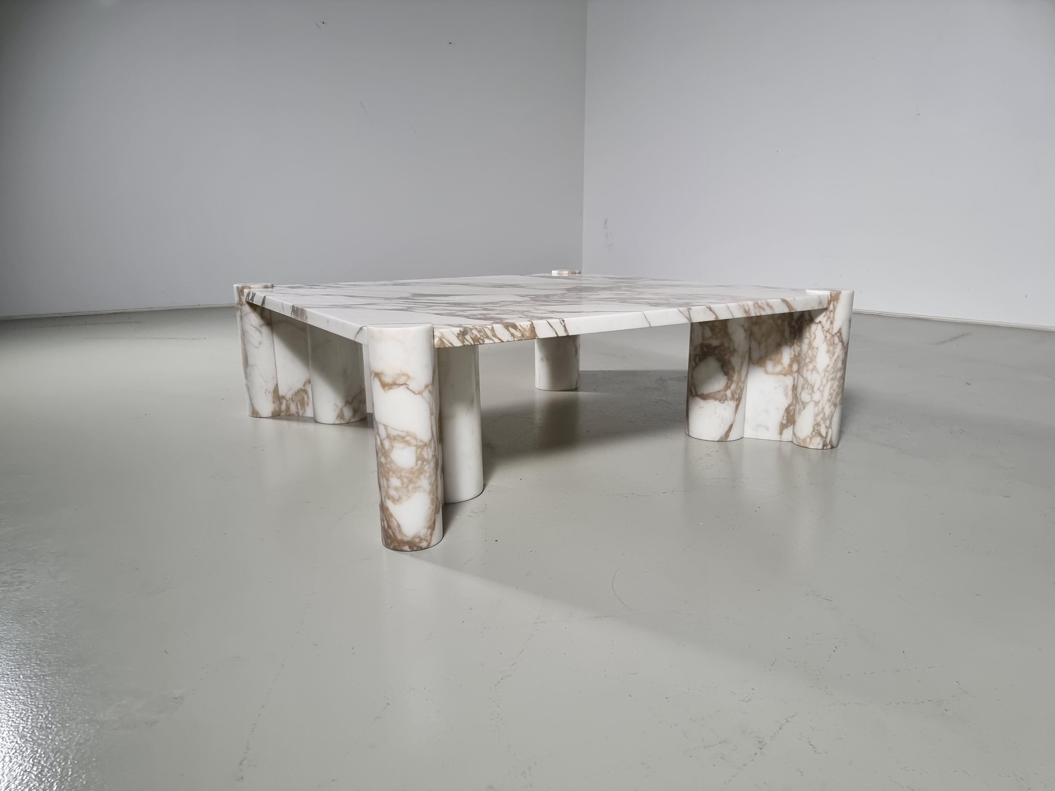 Jumbo coffee table in calacatta d'oro marble, designed by Gae Aulenti for Knoll International in the 1960s. Square tabletop with four cylindrical cluster legs. The marble is in beautiful condition and has de most amazing color. The marble features