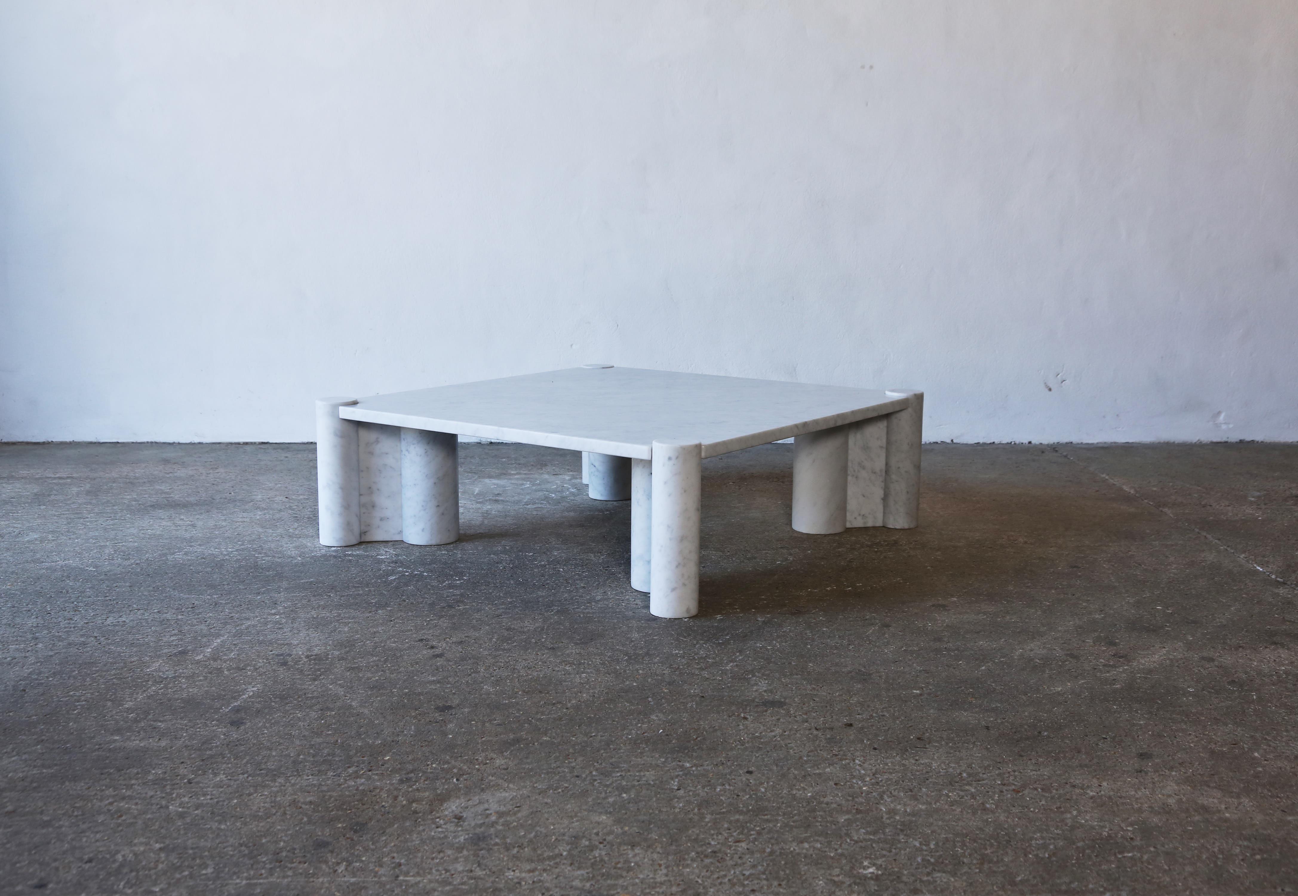 Superbe table basse Jumbo originale de Gae Aulenti pour Knoll International, Italie, années 1960. Objet vintage en très bon état. Magnifique veinage subtil du marbre. Un très bel exemple de cette table. Expédition dans le monde entier.