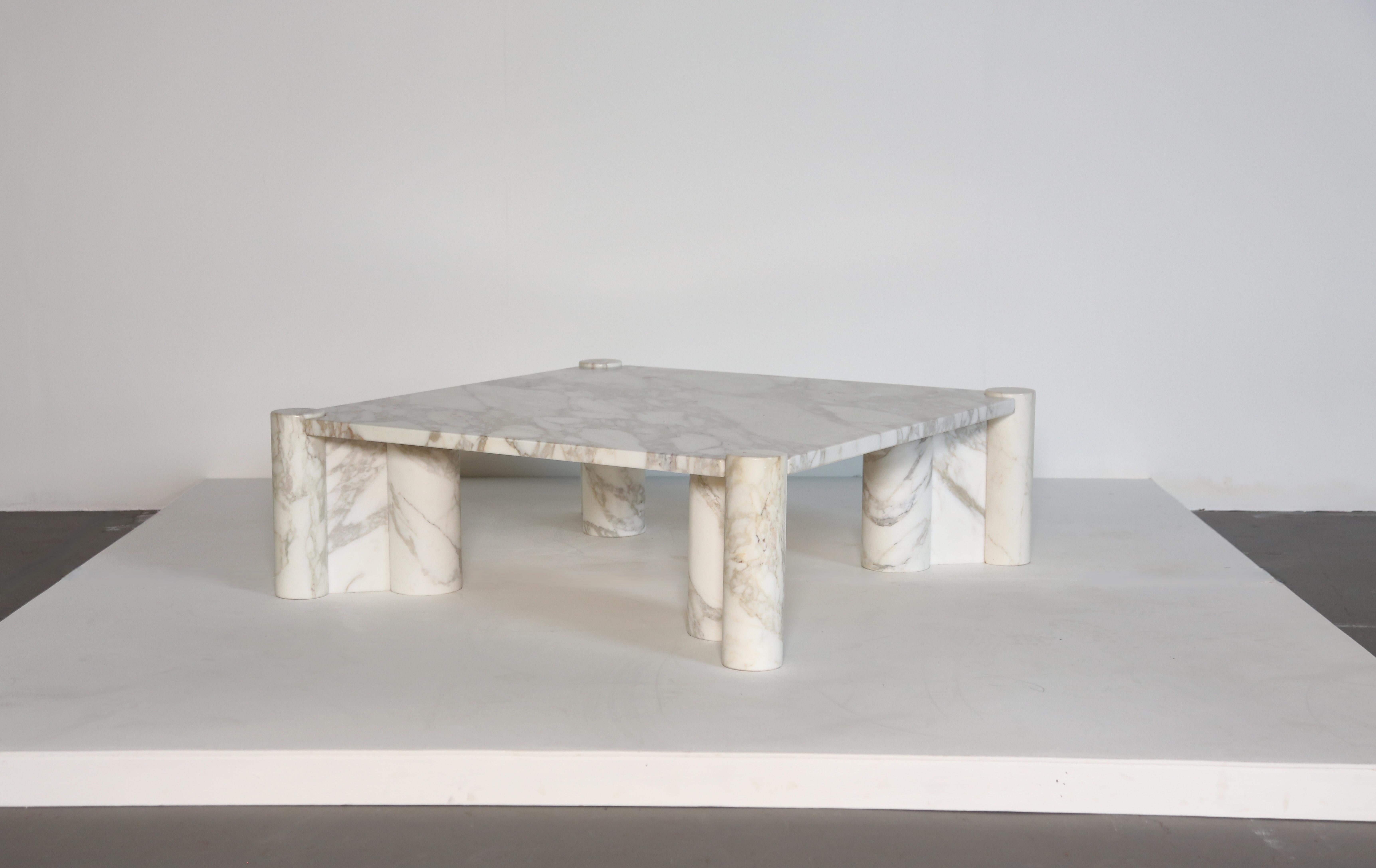 Hervorragender originaler Jumbo Couchtisch von Gae Aulenti für Knoll International, Italien, 1960er Jahre, aus seltenem Calacatta d'Oro-Marmor mit wunderbarer Maserung und Farbe. Ein sehr schönes Exemplar dieses Tisches in hervorragendem Zustand.