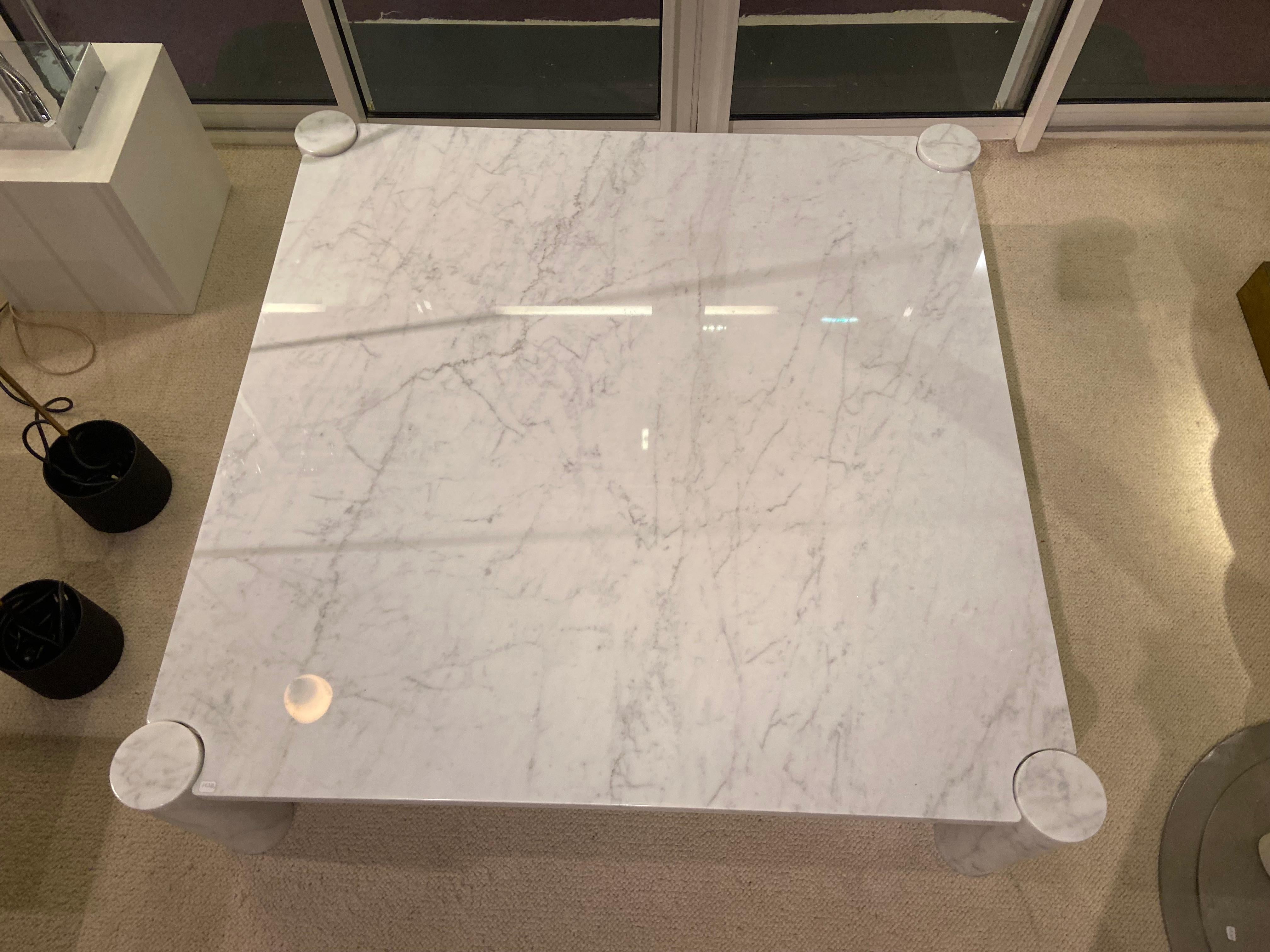 Table basse Jumbo par Gae Aulenti, Italie 1965
Fabriqué par Knoll 
Marbre blanc 

