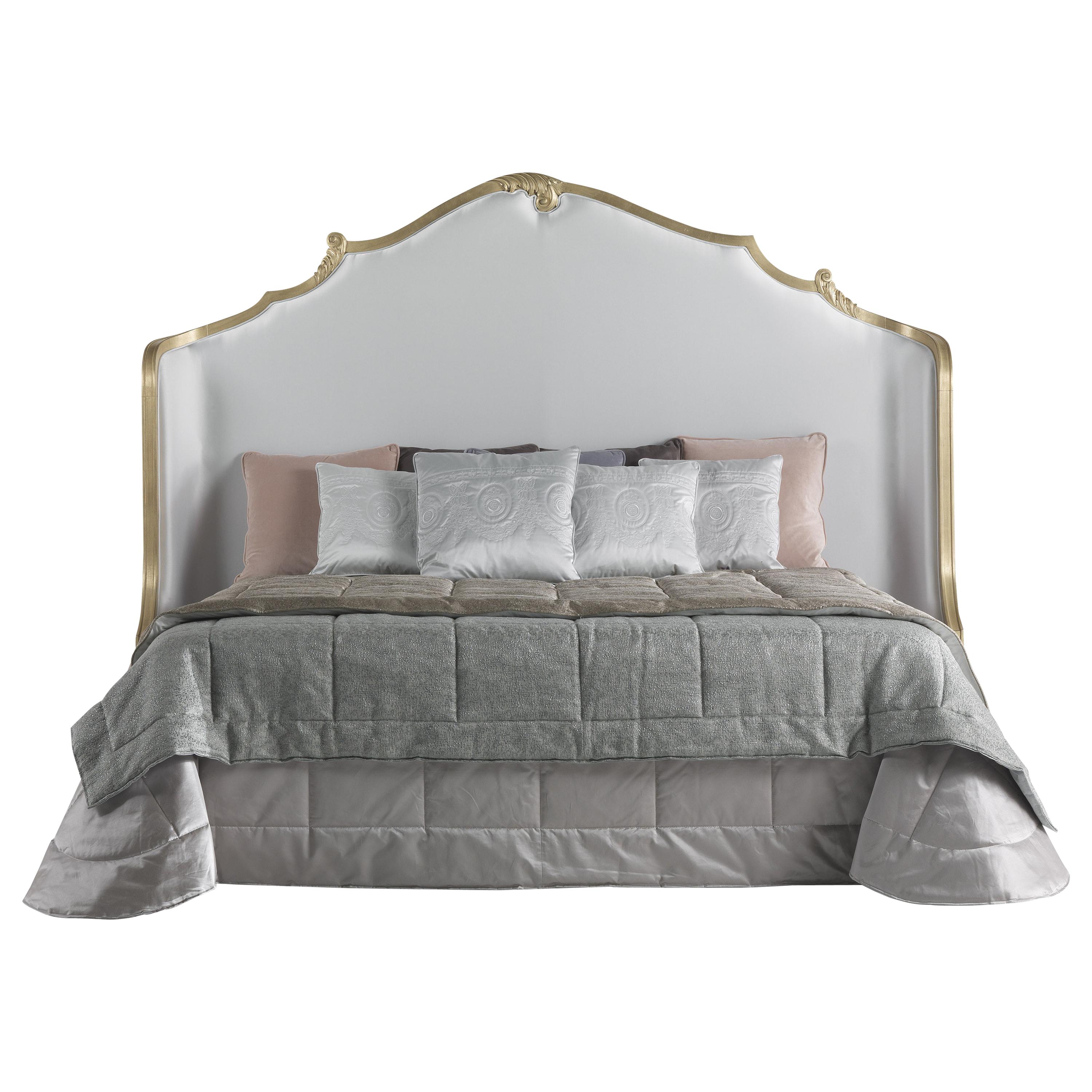 Annecy-Bett aus handgeschnitztem Buchenholz und Seiden Satin des 21. Jahrhunderts 