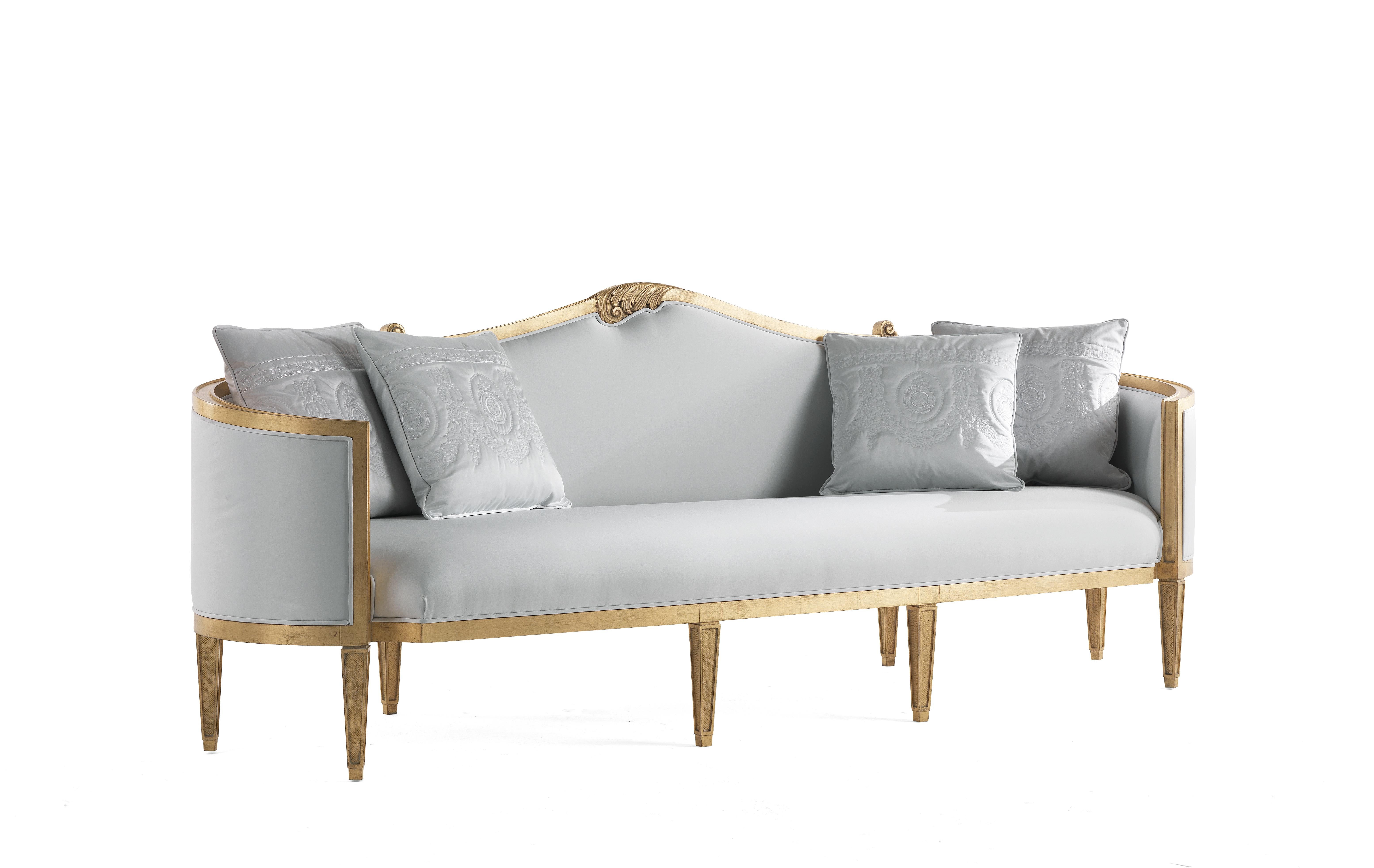 A scenographic piece of furniture, designed to be the protagonist of any environment and characterized by an antique gold frame and a precious and refined light-grey satin upholstery.
Annecy loveseat with structure in hand-carved solid beechwood