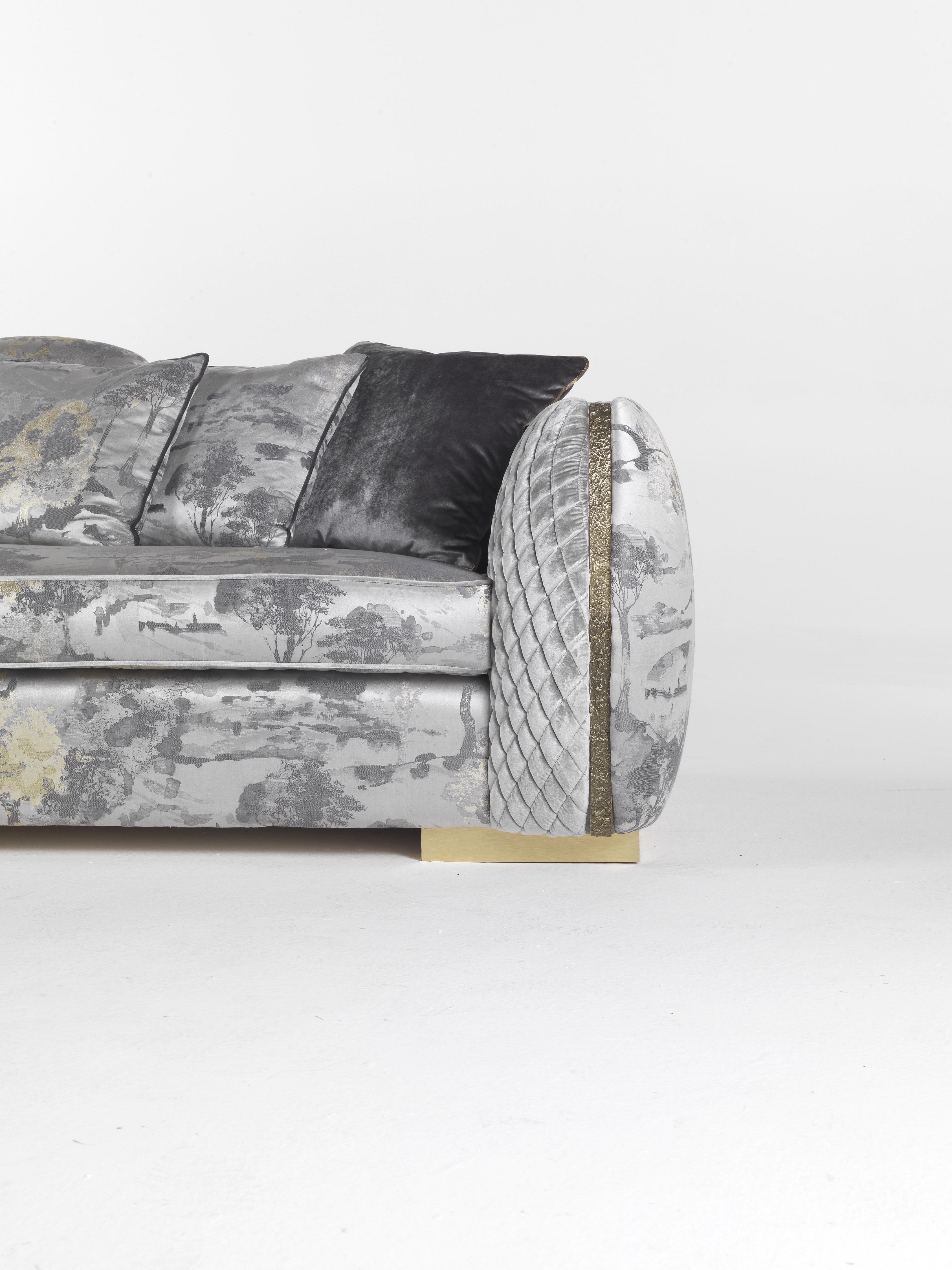 21st Century Arkè 3-Sitzer-Sofa aus Stoff mit Details aus Messing-Wachsausschmelzverfahren (21. Jahrhundert und zeitgenössisch) im Angebot