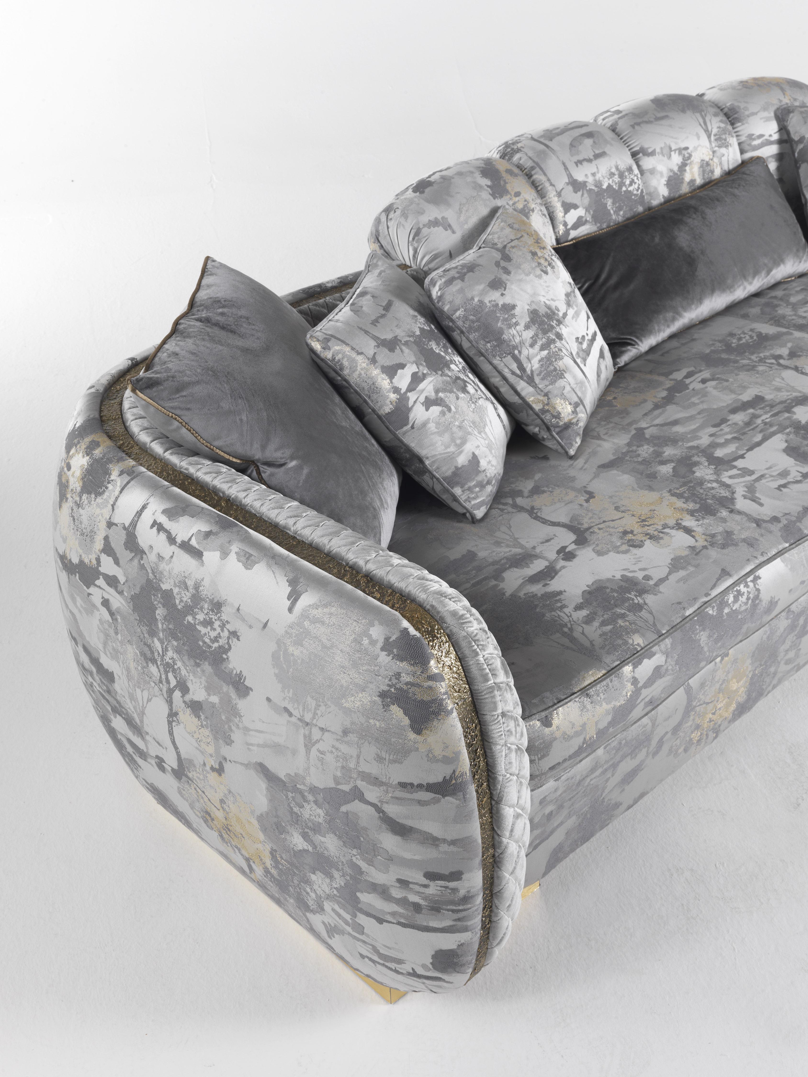 21st Century Arkè 3-Sitzer-Sofa aus Stoff mit Details aus Messing-Wachsausschmelzverfahren im Angebot 1