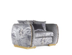 Poltrona Arkè del XXI secolo in tessuto e dettagli in ottone fuso a cera persa