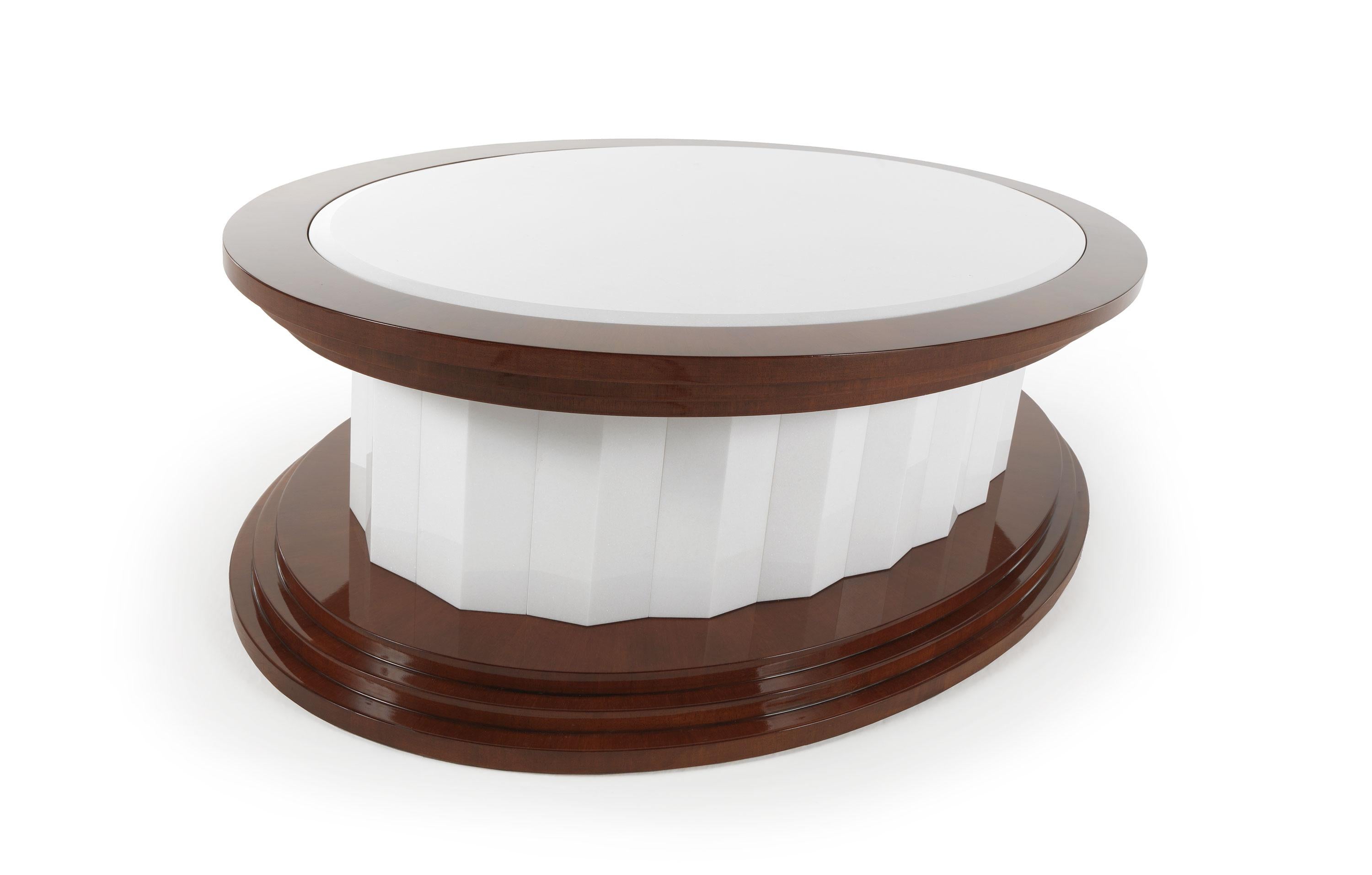 Ein runder Tisch, der mit dem Kontrast zwischen der Leuchtkraft des Marmors und der natürlichen Solidität des Mahagonis spielt. Ein elegantes und vielseitiges Möbelstück, das sich perfekt für dynamische und funktionelle Kompositionen in klassisch