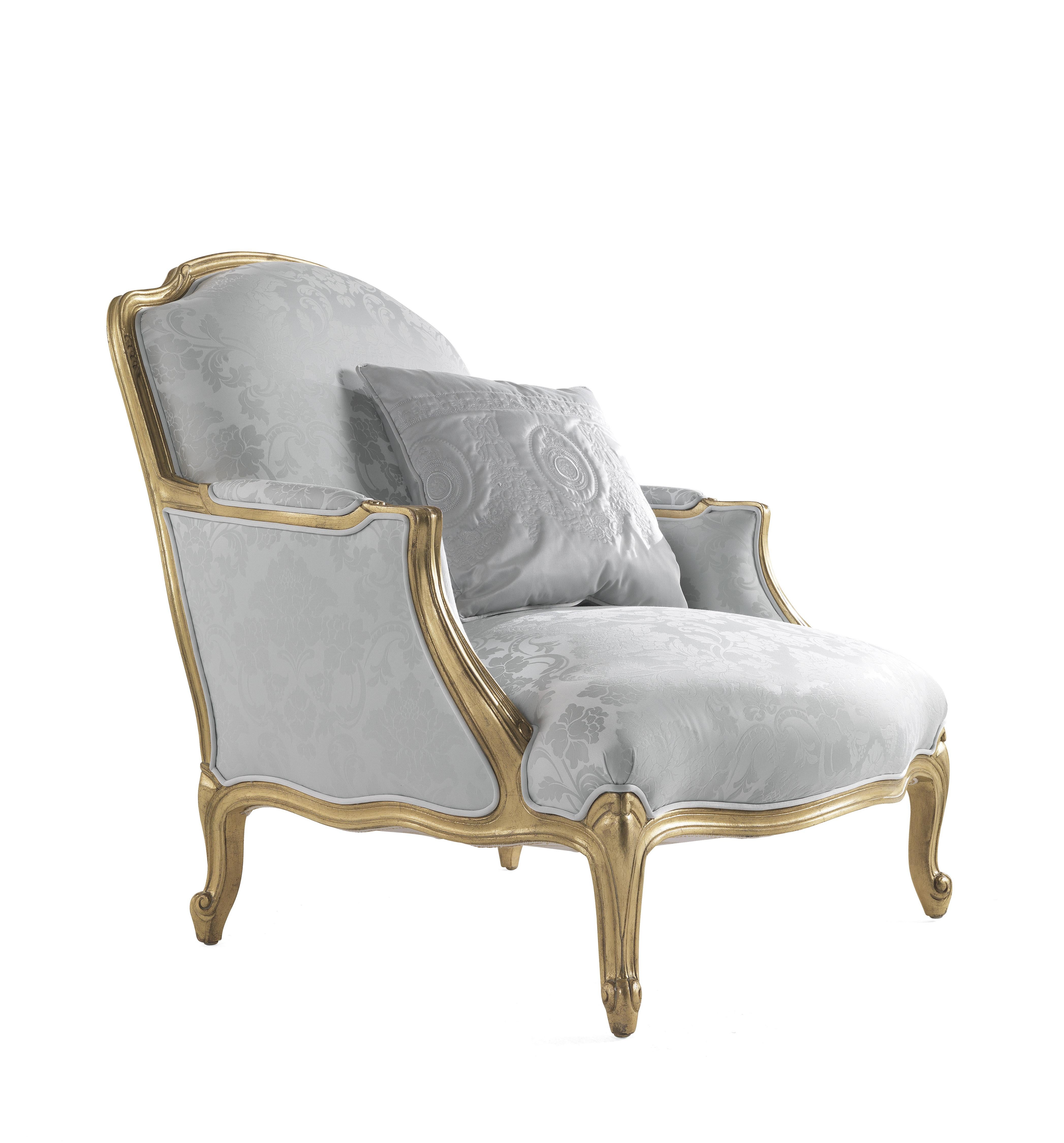 Bienvenue is an exquisite armchair in a delicate classic style, with structure in hand-carved beech wood and finishing in antique gold with patina. A harmonious combination of clean lines, delicate colors and decorative spirit, to create unique