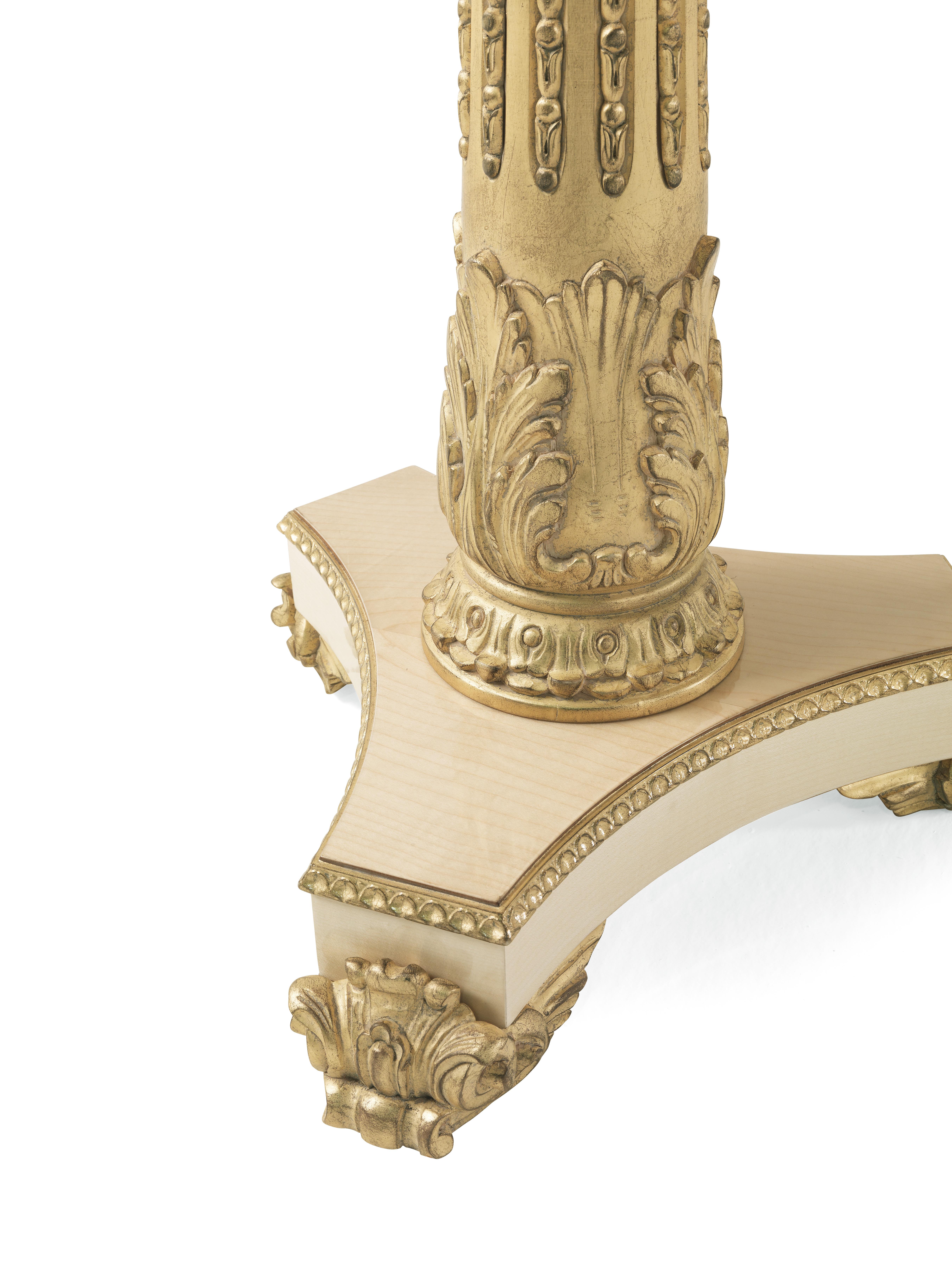 Table d'appoint Boulevard du 21e siècle en bois avec détails sculptés à la main Neuf - En vente à Cantù, Lombardia