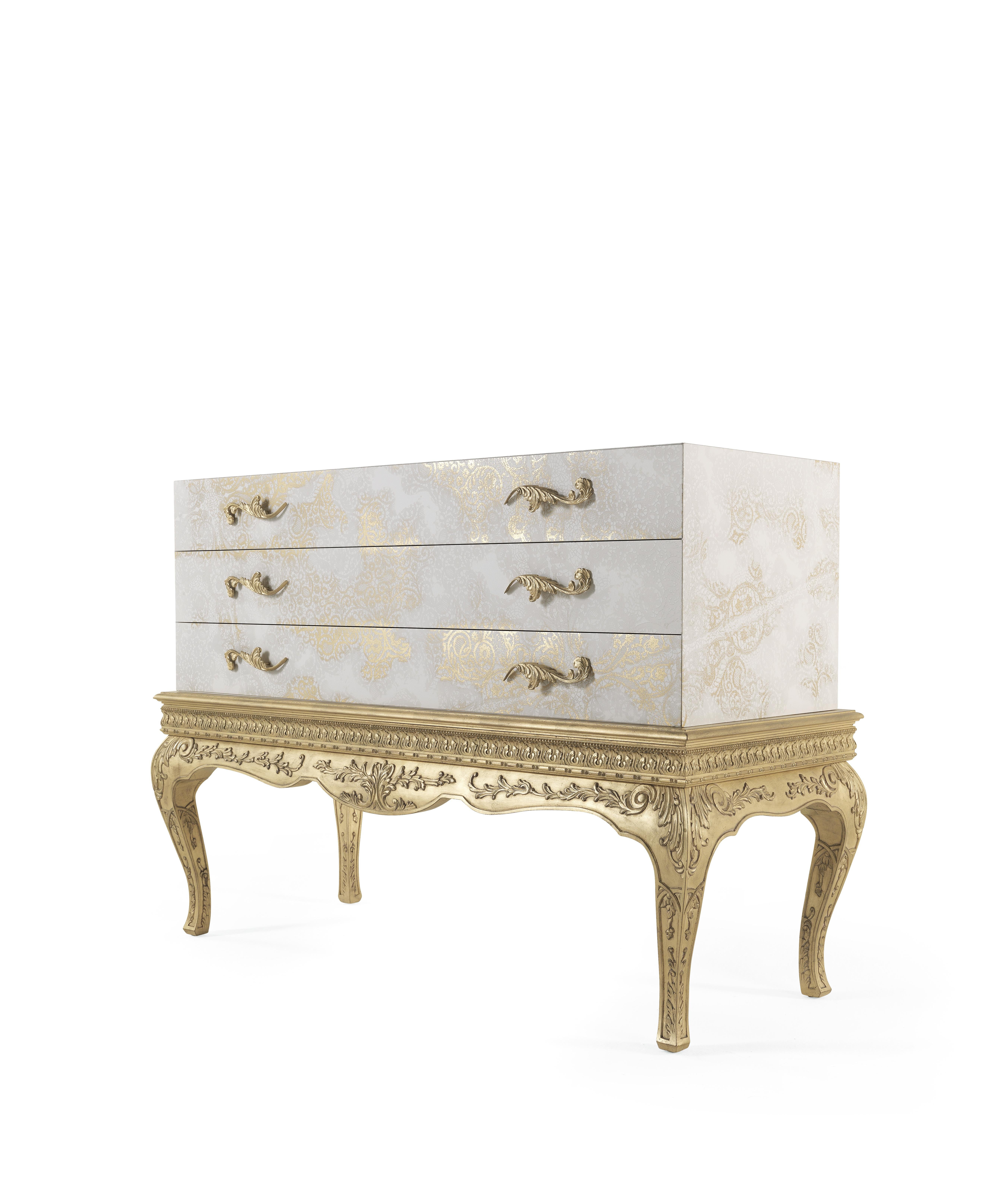 The chest of drawers of the Brocart line is a piece of furniture with a refined and luxurious charm. The base, with hand-carved legs and antique gold leaf finishing in pure classic style is combined with an upper part featuring a
more essential and