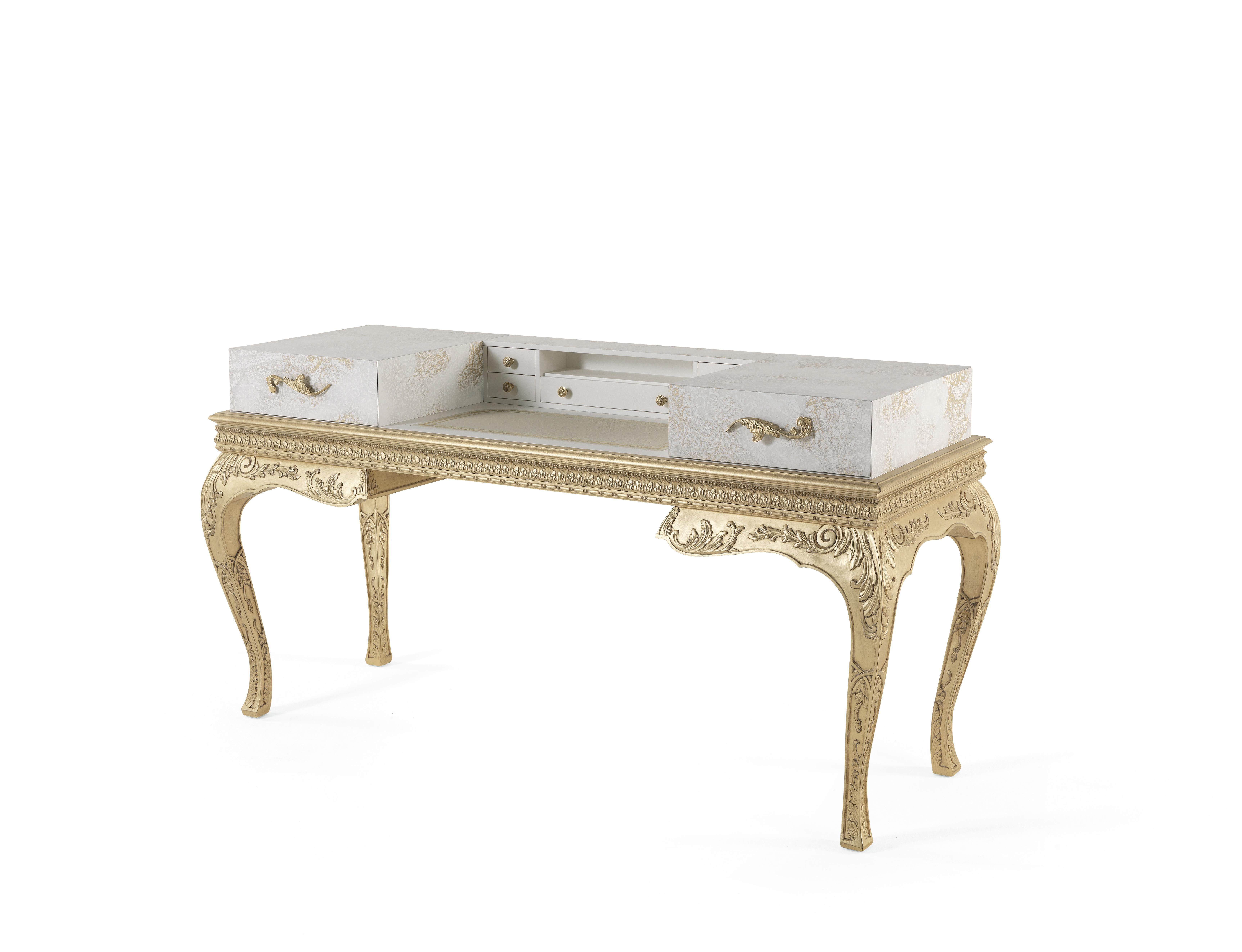 The pieces of the Brocart line showcase a refined style that evokes the luxury of the 17th and 18th century French noble courts. They present a base with hand-carved legs and antique gold-leaf finishes in pure classic style, combined with an upper