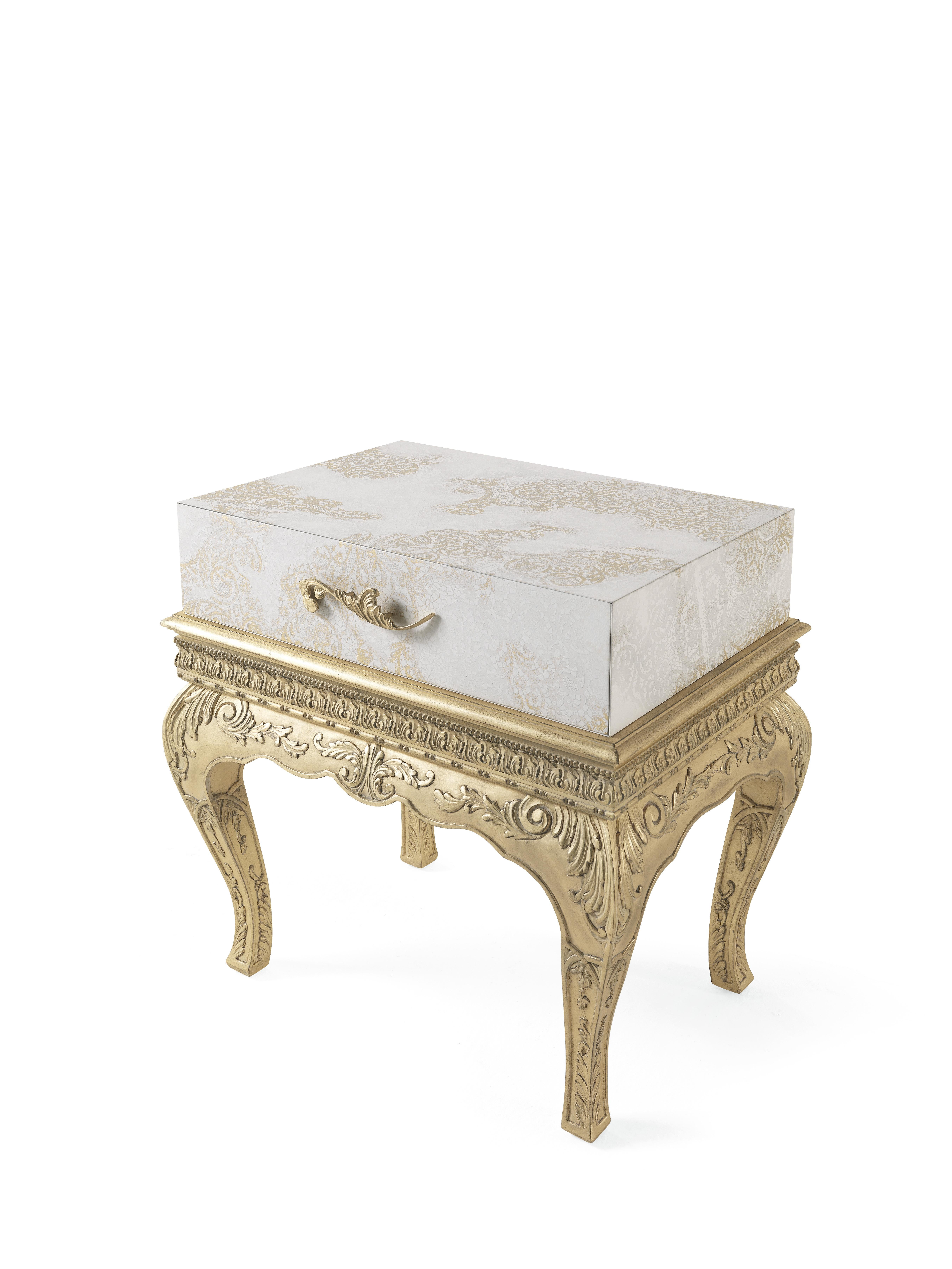 Der Nachttisch der Linie Brocart vervollständigt die Schlafzimmermöbel mit seinem raffinierten Stil, der an den Luxus der französischen Adelshöfe des 17. und 18. Jahrhunderts erinnert. Der Sockel mit handgeschnitzten Beinen und antiker