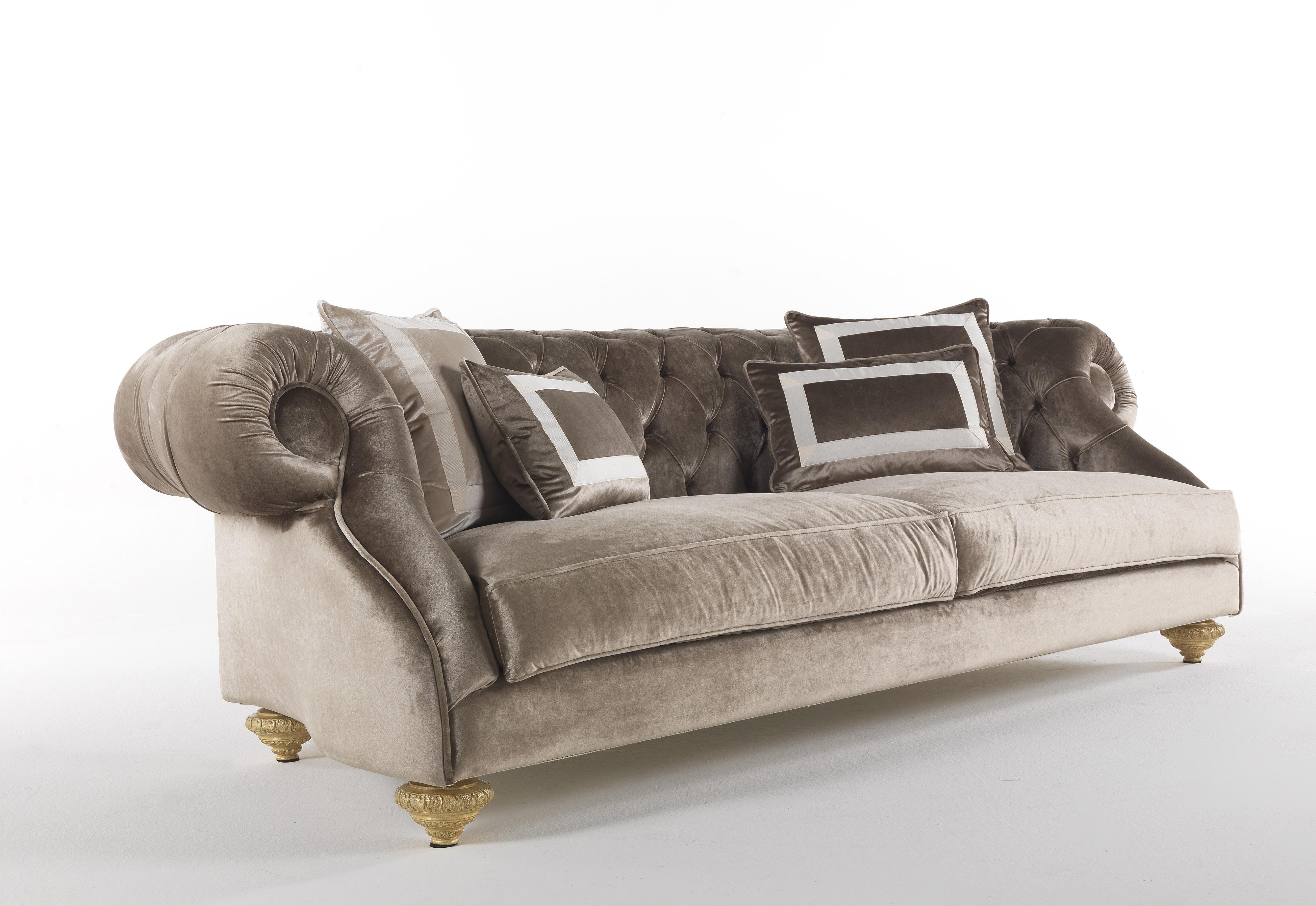 Soft, welcoming and comfortable, the seats of the Burton line are characterized by a sophisticated Chester pattern on velvet, an element that denotes the sartorial skills of Jumbo Collection.
Burton 3-seater sofa with structure in beechwood. Padding