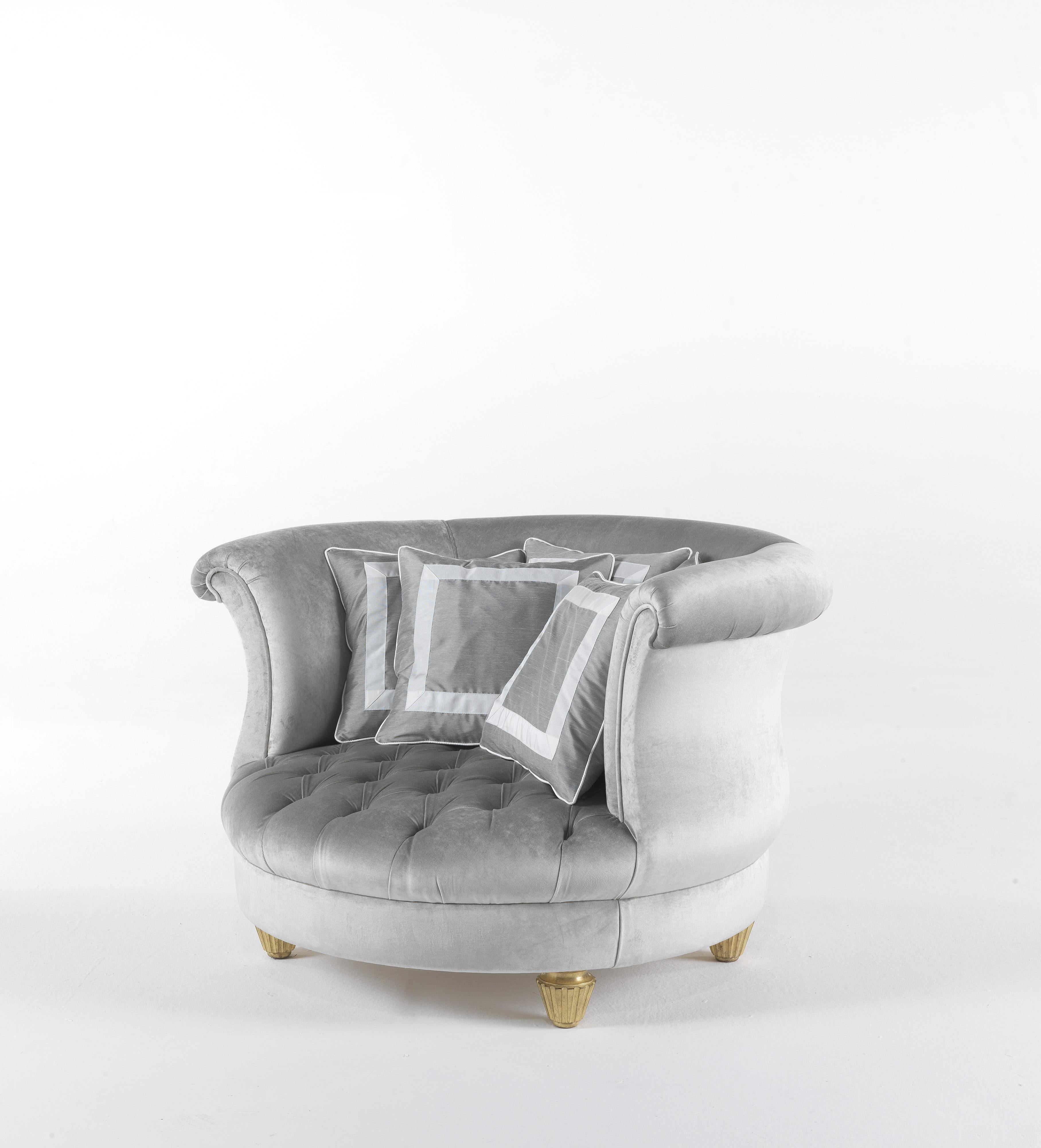 Soft and enveloping, the Chimera armchair features a wide and comfortable seat, elaborate capitonné manufacturing and carved feet with a gold leaf finish.
Chimera Armchair with structure in beechwood. Padding in foam. Upholstery in fabric MIL.17.008