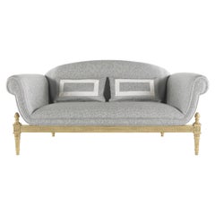 Enigma 2-Sitzer-Sofa aus handgeschnitztem Buchenholz und Stoff aus dem 21. Jahrhundert