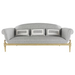 Enigma 3-Sitzer-Sofa aus handgeschnitztem Buchenholz und Stoff aus dem 21. Jahrhundert