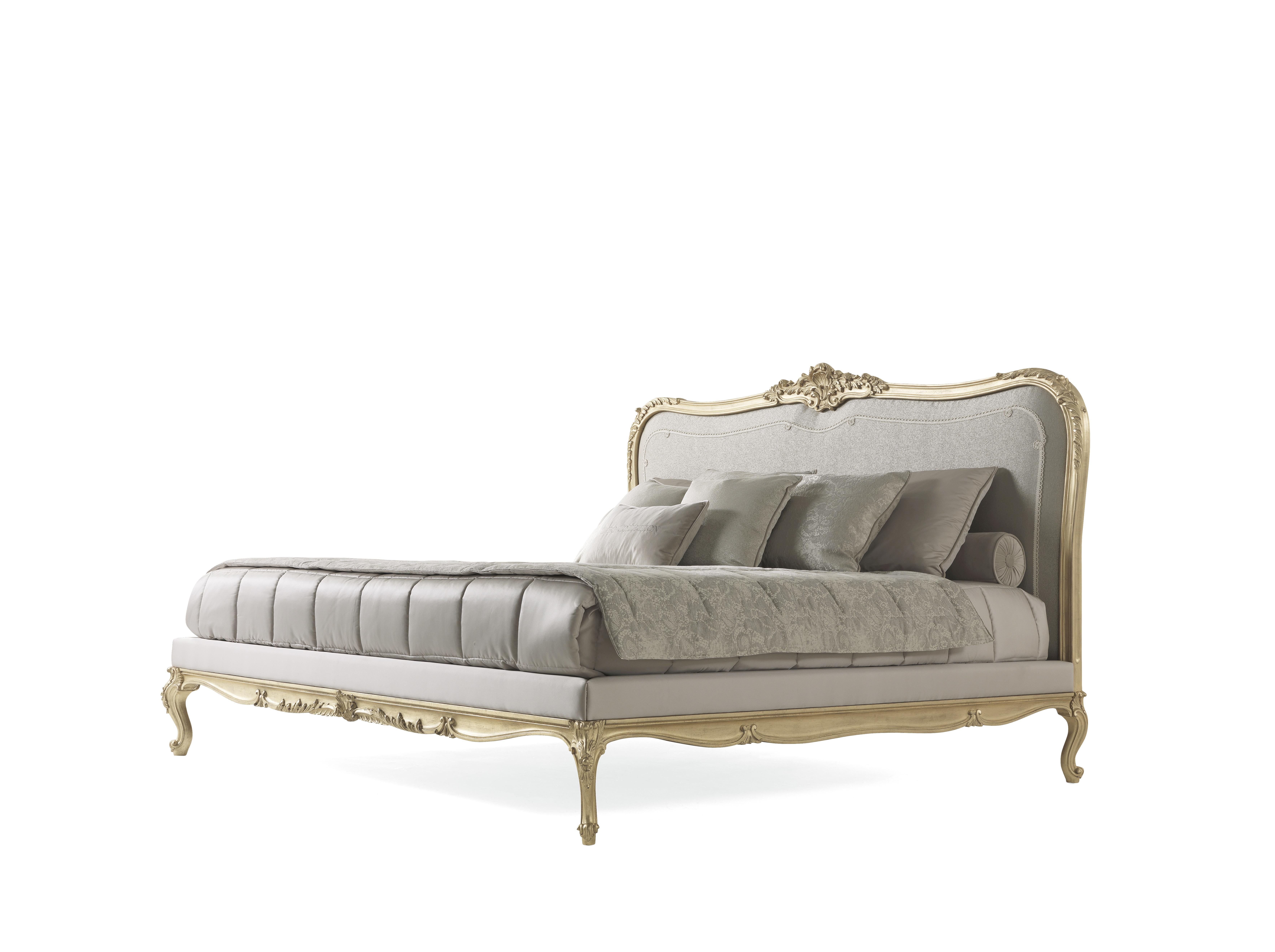The perfect protagonist of settings with a regal and luxurious style, the Étamine bed grabs the attention with its timeless charm, expression of a refined taste, and sophisticated aesthetic. Characterized by a hand-carved headboard with patinated