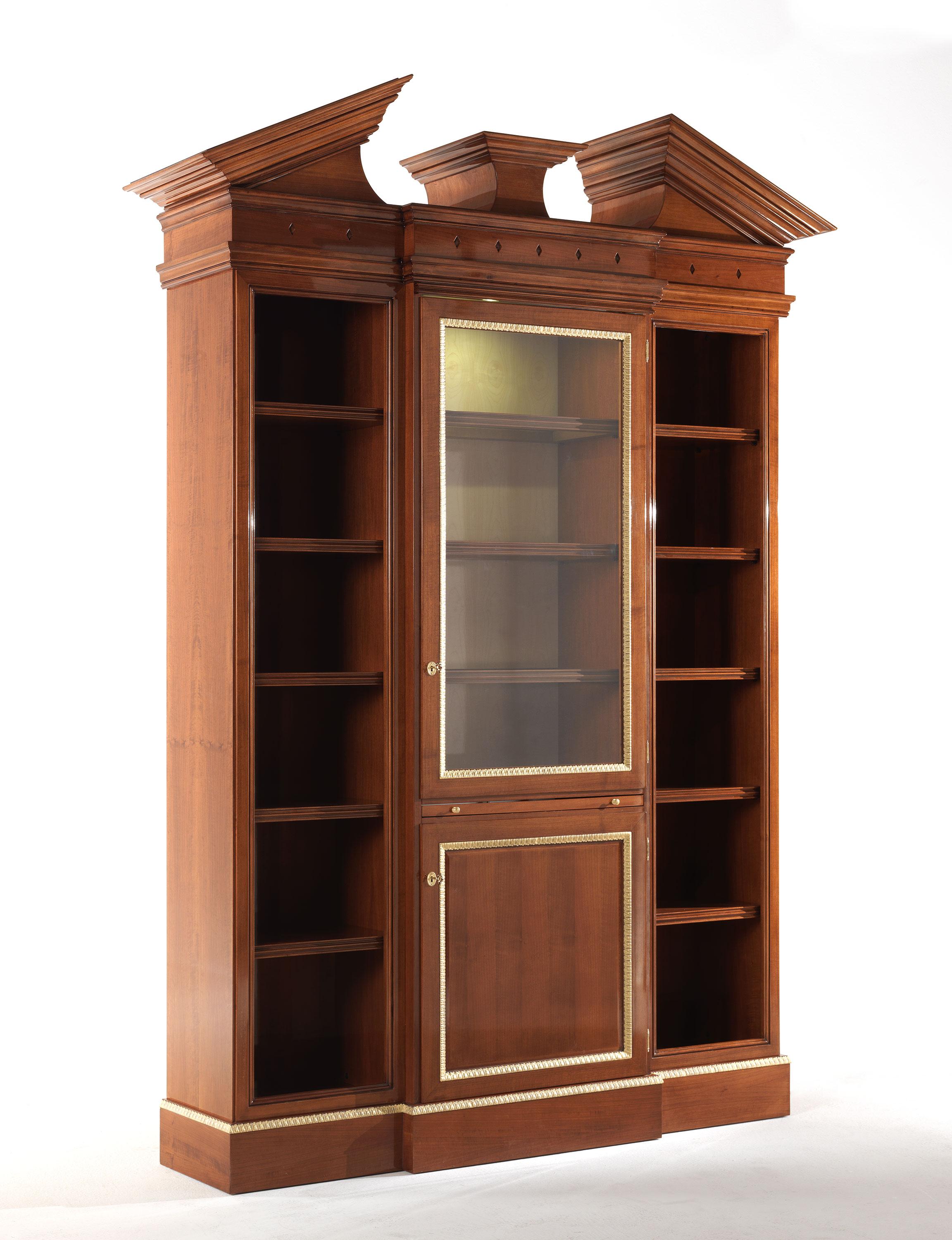 Classic lines and elegant finishes: Etoile showcase is a masterpiece of cabinetmaking. The walnut structure is enriched with natural maple inserts and details with antiqued and patinated gold leaf, adding a refined note to the whole.
Etoile showcase