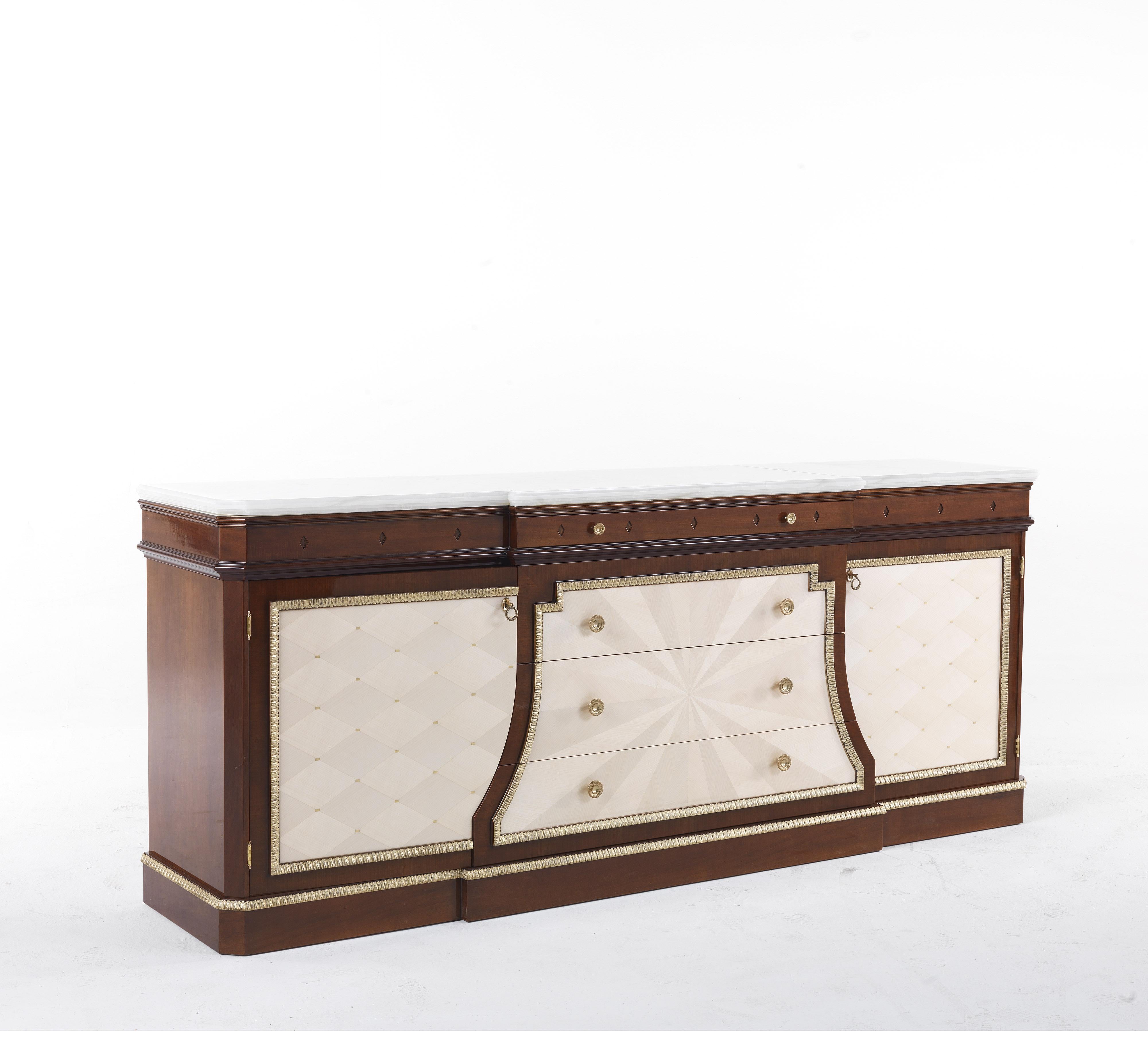 Linee classiche e finiture eleganti: La credenza Etoile è un capolavoro di ebanisteria. La struttura in noce è arricchita da inserti in acero naturale e da dettagli con finitura in foglia d'oro anticata e patinata che aggiungono una nota raffinata