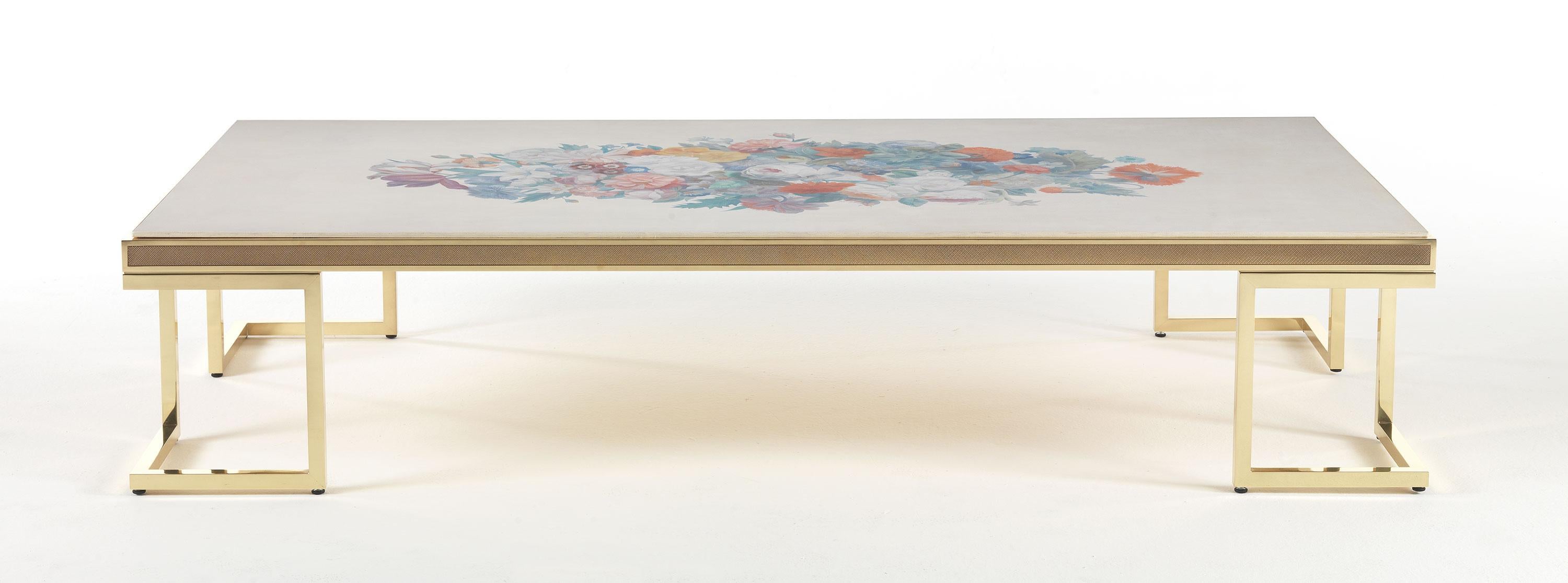 The hand painted top with Flemish style floral pattern is the main feature of the Folies table. A detail that recounts the decorative spirit that features Jumbo Collection and a demonstration of its craftsmanship and artistic skills.
Folies Central