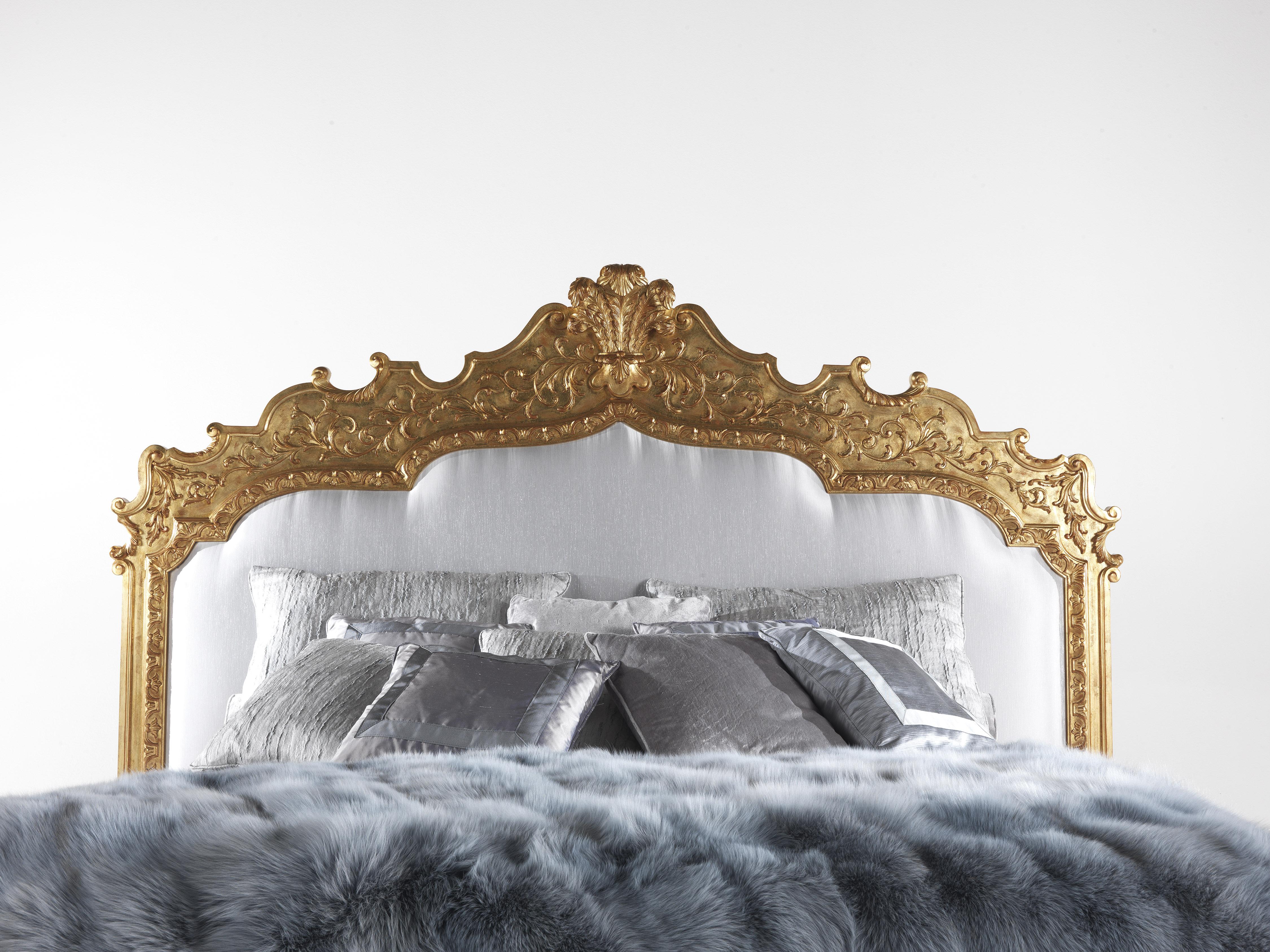 Fragonard-Bett aus handgeschnitztem Buchenholz und Seiden-Satin aus dem 21. Jahrhundert (Handgeschnitzt) im Angebot
