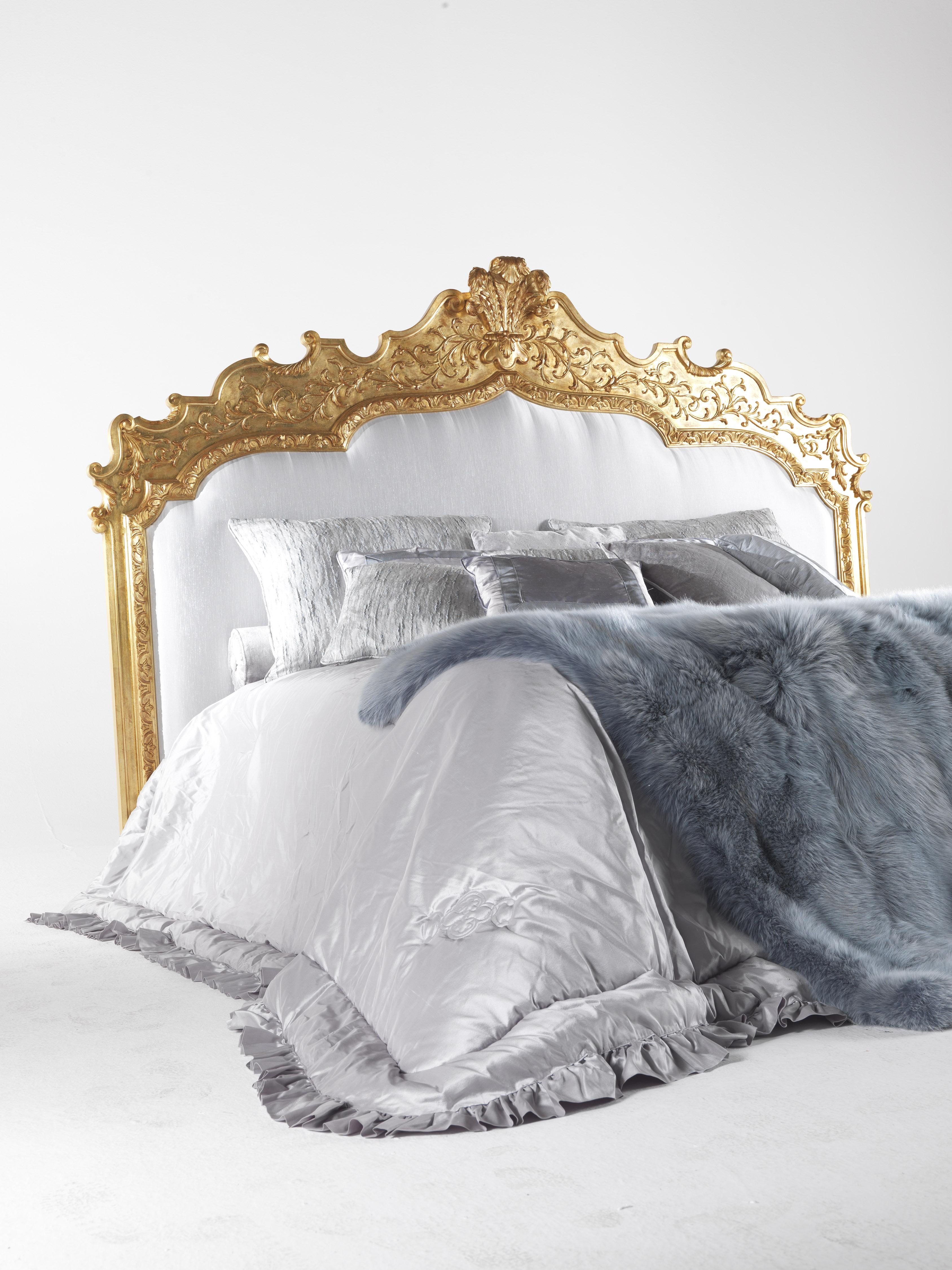 Fragonard-Bett aus handgeschnitztem Buchenholz und Seiden-Satin aus dem 21. Jahrhundert (Italienisch) im Angebot