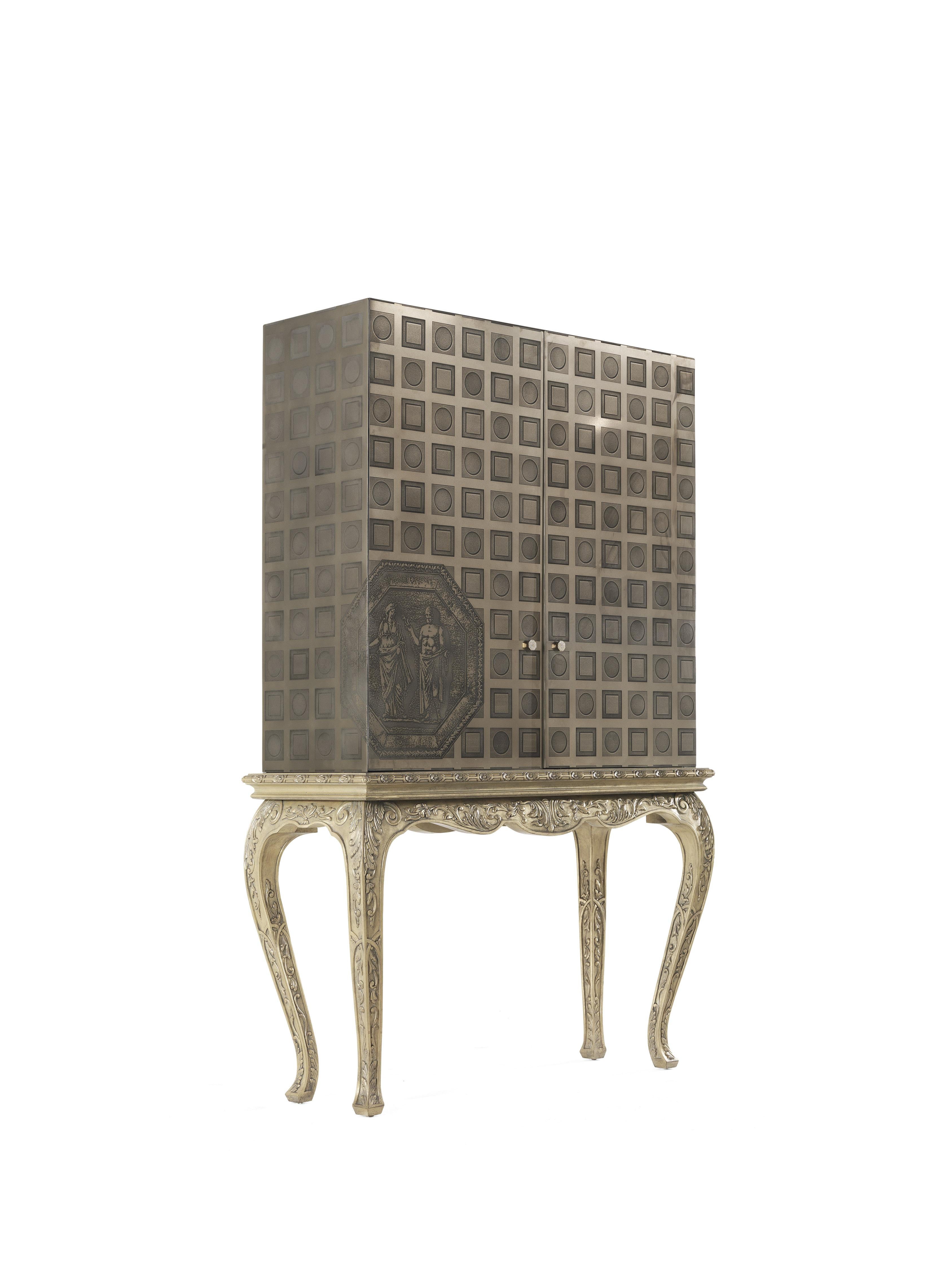 La ligne Fragonard exprime l'approche du design de Collection/One, où se rencontrent l'héritage artisanal, le décoratif et l'expérimentation dans l'utilisation des matériaux, des techniques et des processus. Dans le cabinet Fragonard, la base est