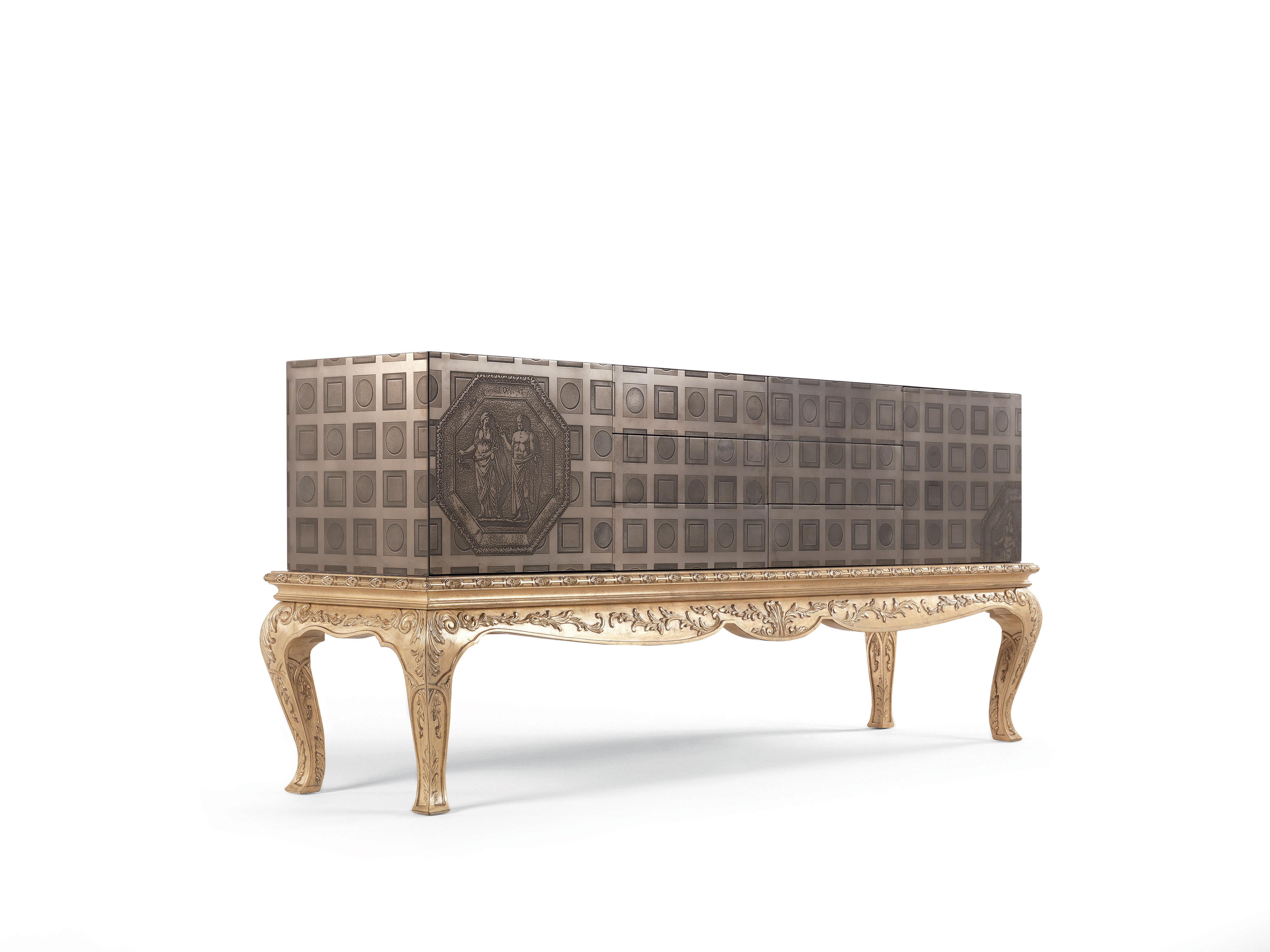 Fragonard line expresses Jumbo Collection’s design approach, where artisanal heritage, decorative and experimentation in the use of materials, techniques and processes meet. In the Fragonard sideboard, the base is highlighted by the very antiqued