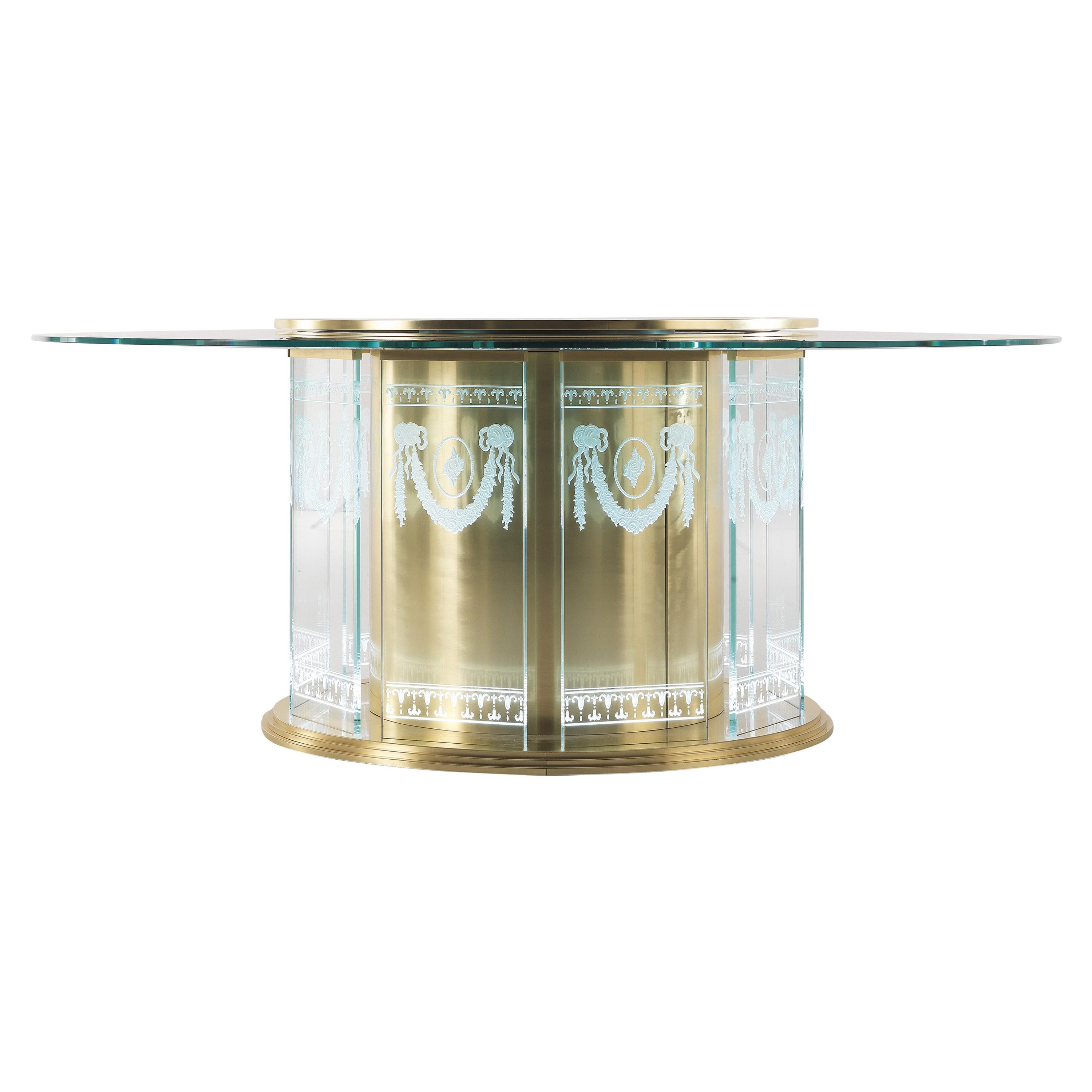 A scenographic dining table that demonstrates Jumbo Collection’s technical and artistic skills. The special manufacturing of the glass, engraved in several steps and with different depths, gives a three-dimensional effect to the drawings, studied ad