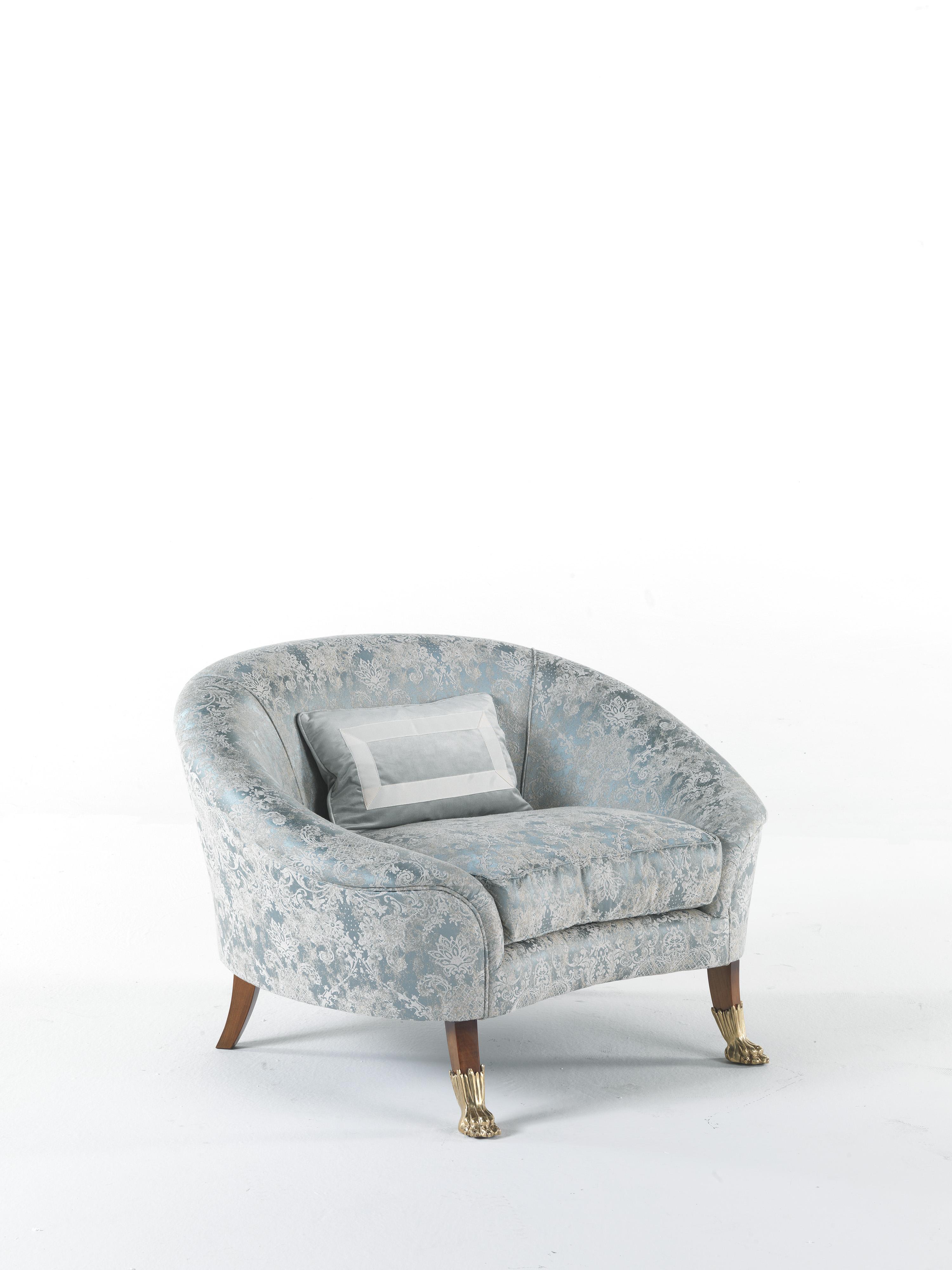 An egg-shaped armchair with harmonious lines, Harmonia is the perfect expression of a refined classic style. The armchair is characterized by feet with decorative details in brass and upholstery in precious fabrics from the collection.
Harmonia