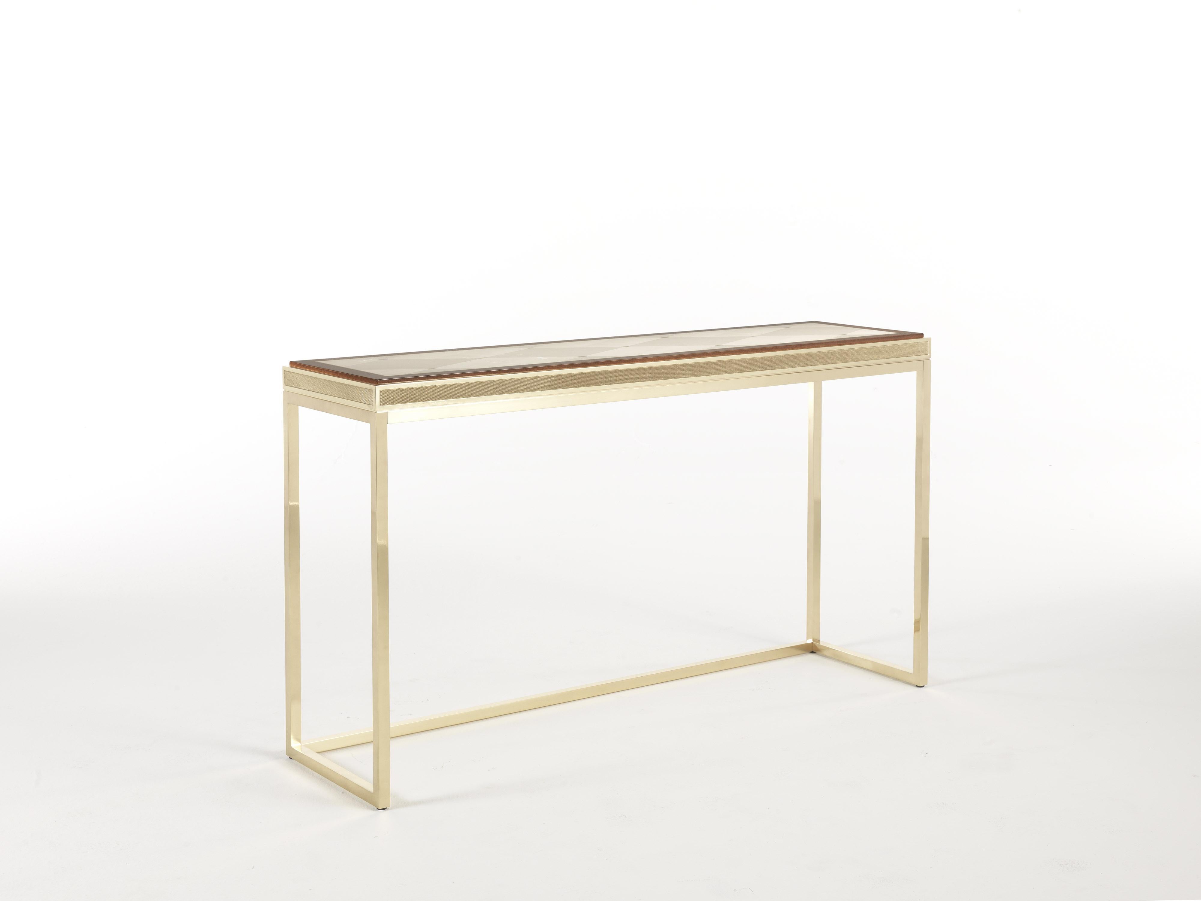 In the Hudson console, the light, slim and elegant design dialogues with the presence of precious materials and refined workmanship. An original aesthetic, with a timeless classic style, which is expressed in the combination of the glossy brass