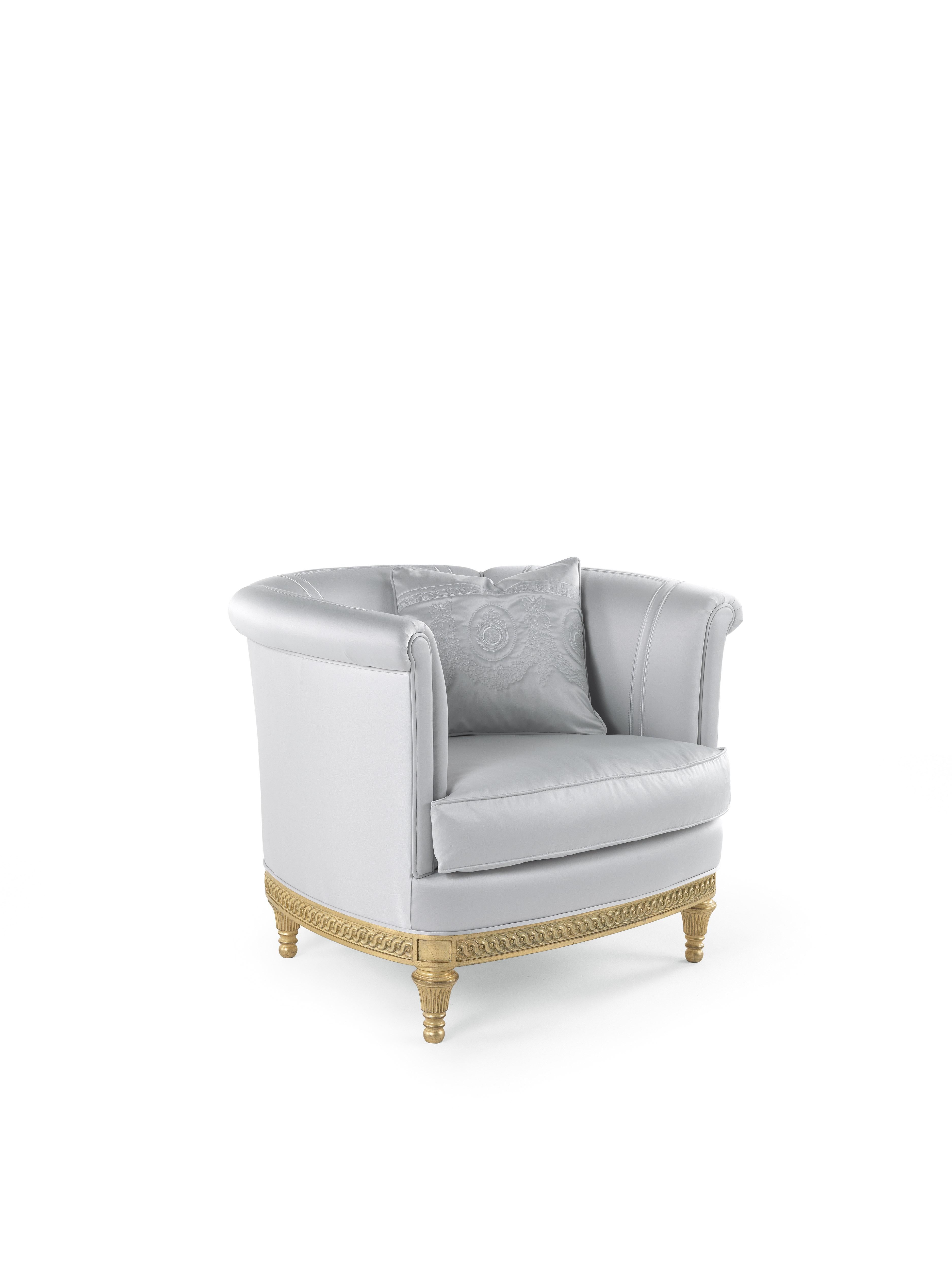In Ivy armchair, the fresh and light-filled approach to the classic style typical of Jumbo Collection’s New Era is found in the soft and refined tones of the upholstery with embroidery in relief and in the artisan manufacturing of the hand-carved