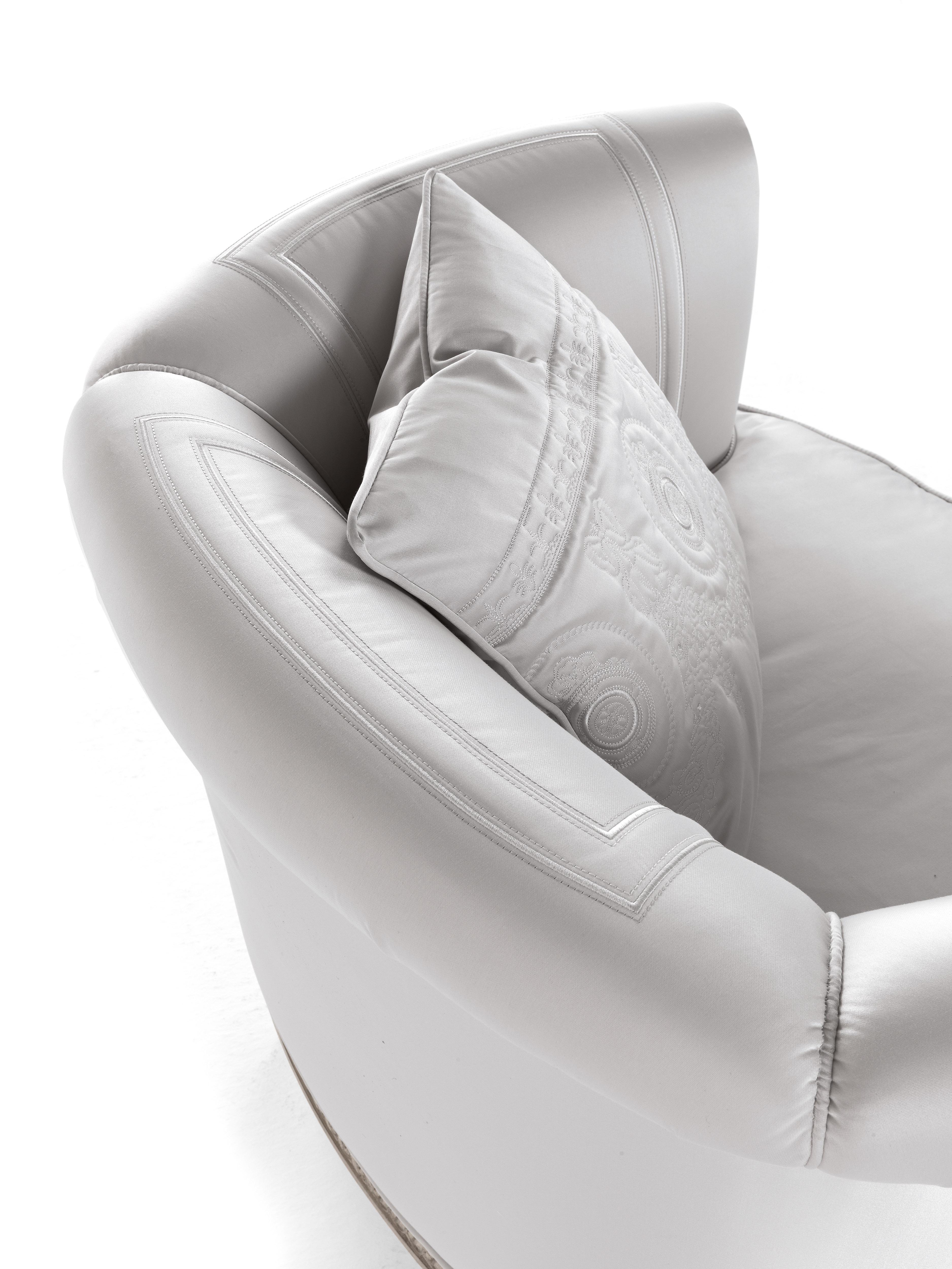 italien Fauteuil en lierre du 21e siècle en hêtre sculpté à la main et tissu en vente