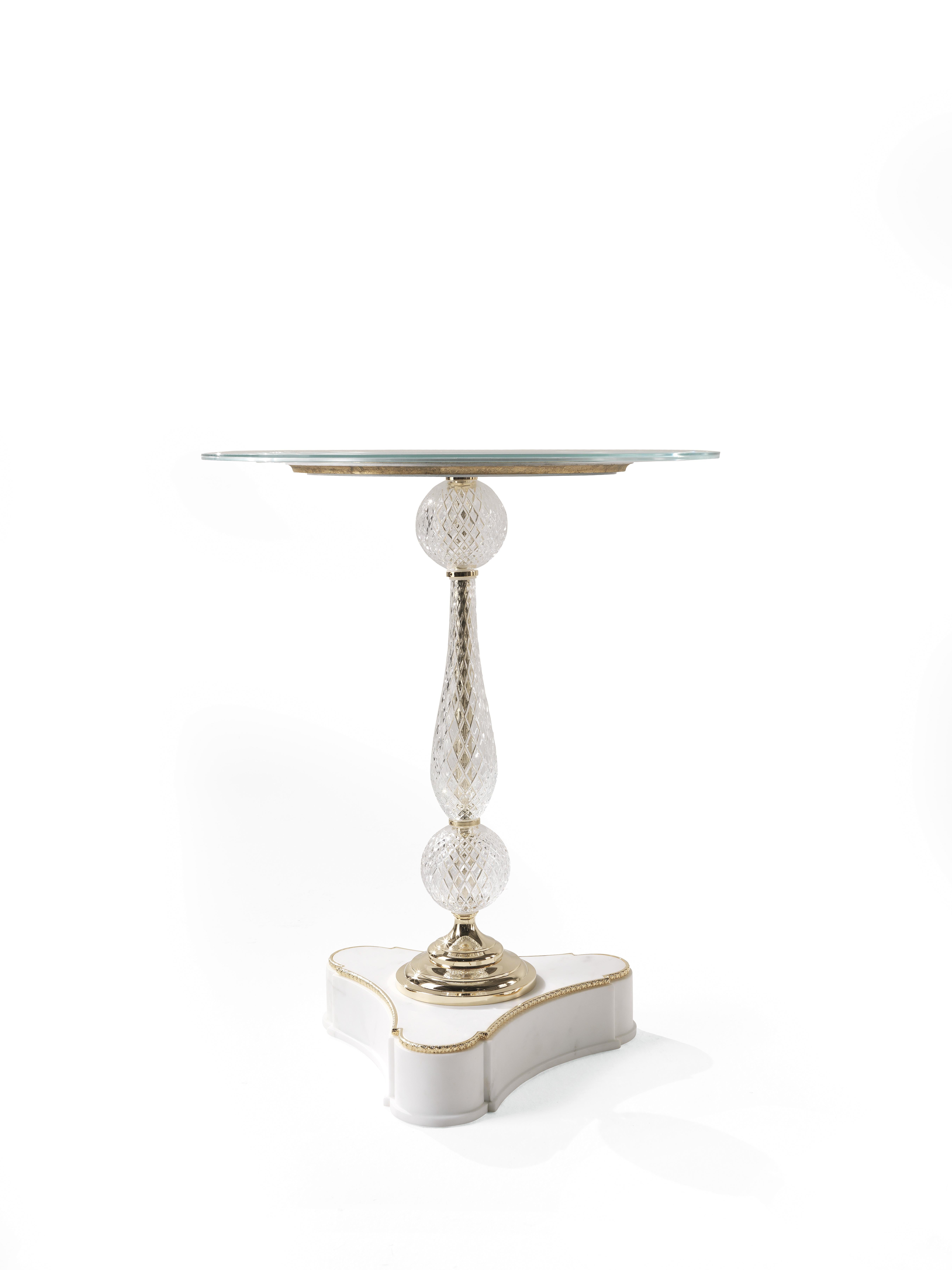 Elegant and precious, Je T’Aime’s side table stands out for its craft skills and for the use of precious materials such as white marble and crystal. The panel with hand-painted floral decorations enriches the table giving it the sophisticated charm